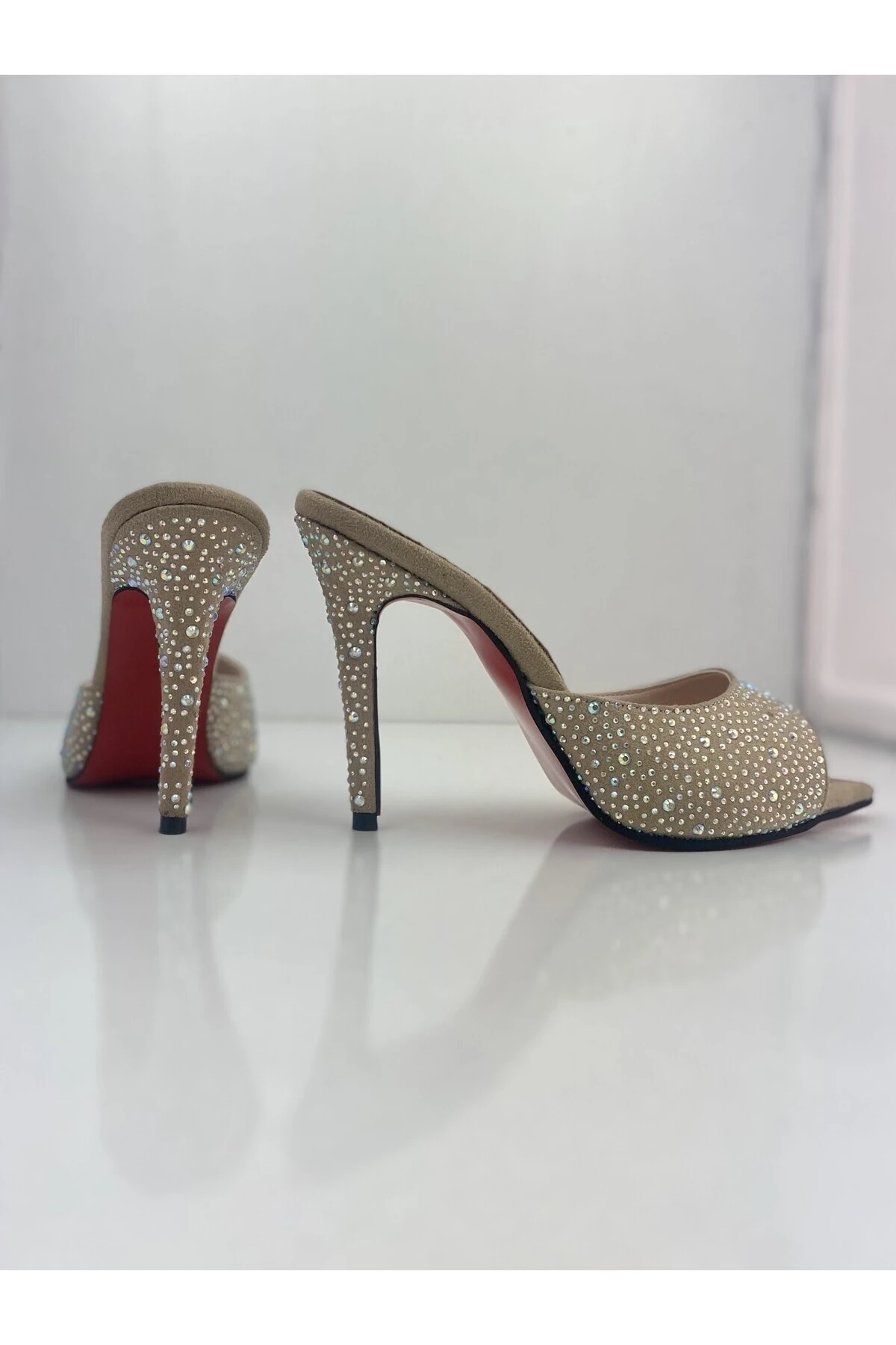 BEJ SÜET JANJAN TAŞLI KAPLAMA TOPUK AYNALI JÜRDAN TOPUKLU TERLİK