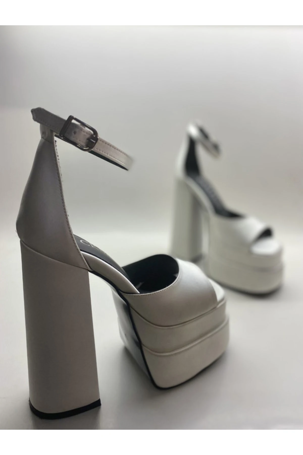 Beyaz Saten Bilekten Bağlamalı Çift Platform Topuklu Sandalet