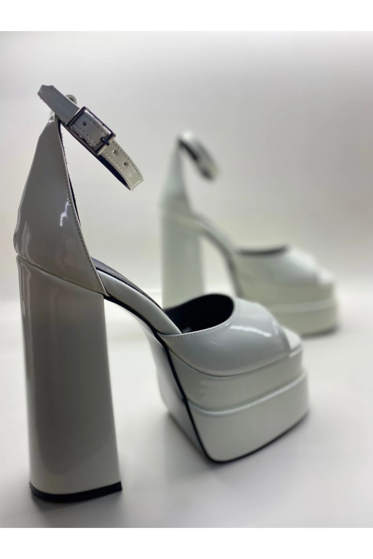 Beyaz Rugan Bilekten Bağlamalı Çift Platform Topuklu Sandalet