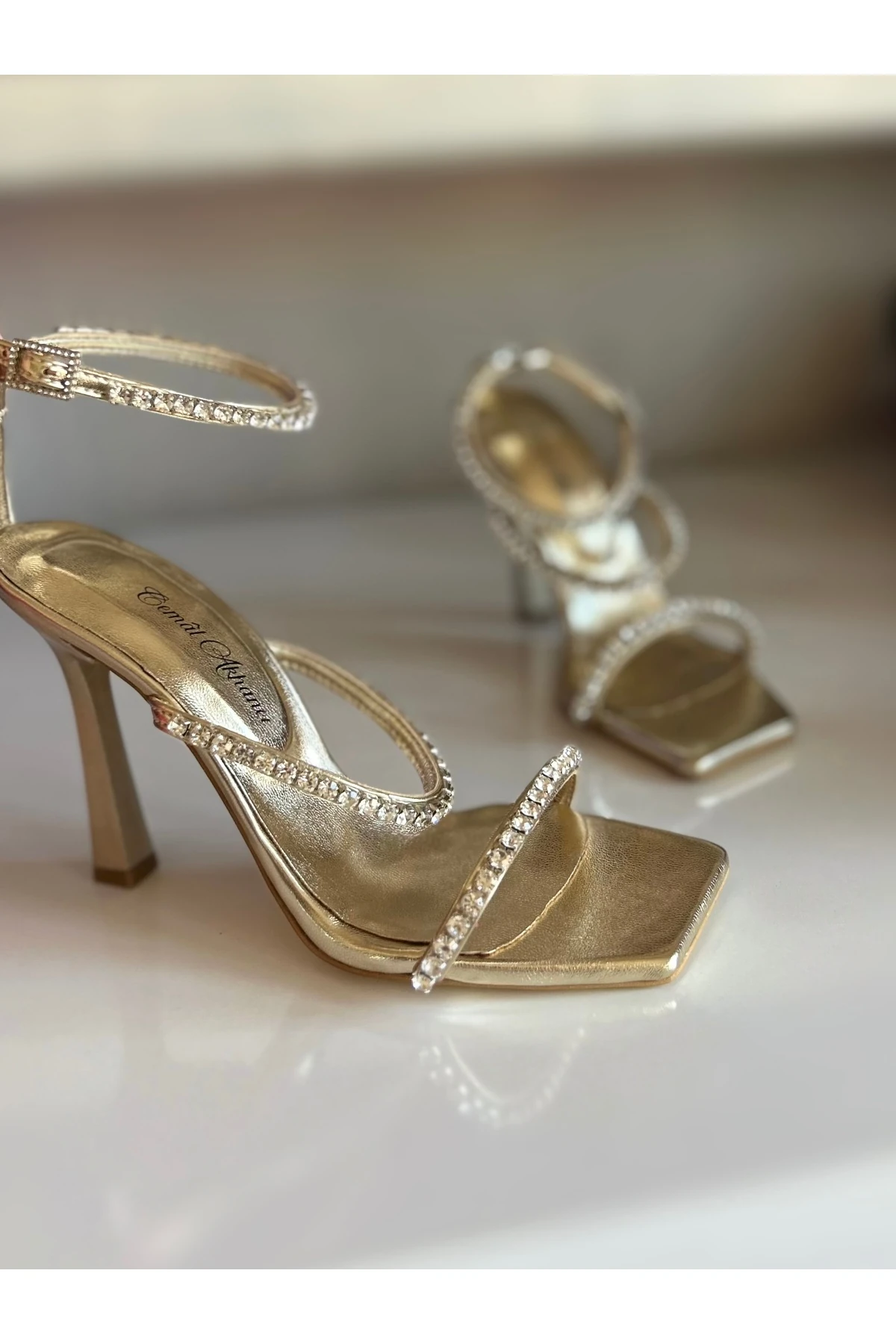 GOLD PARLAK TAŞLI ÜÇ BANTLI TOPUKLU SANDALET TOPUKLU AYAKKABI