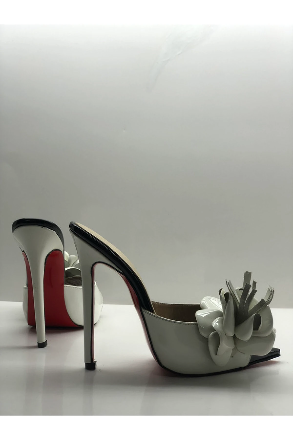 Deri Çiçekli Topuklu Terlik