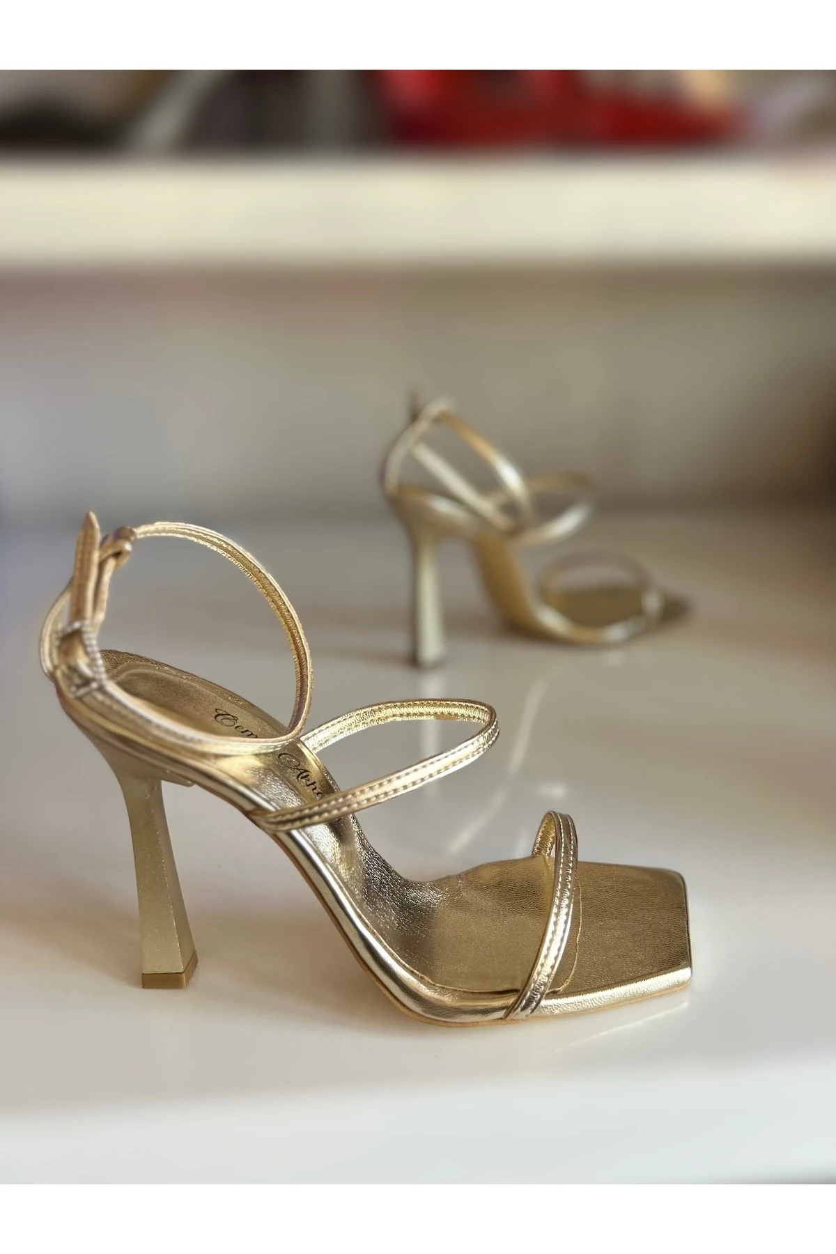 GOLD PARLAK ÜÇ BANTLI TOPUKLU AYAKKABI TOPUKLU SANDALET