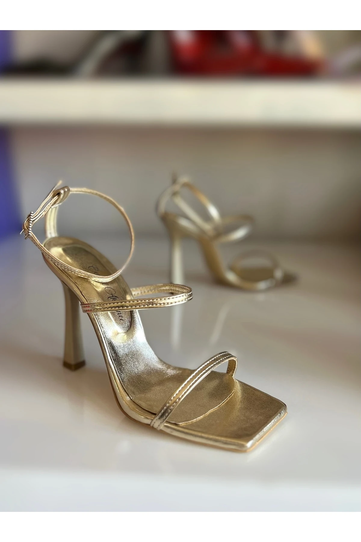GOLD PARLAK ÜÇ BANTLI TOPUKLU AYAKKABI TOPUKLU SANDALET