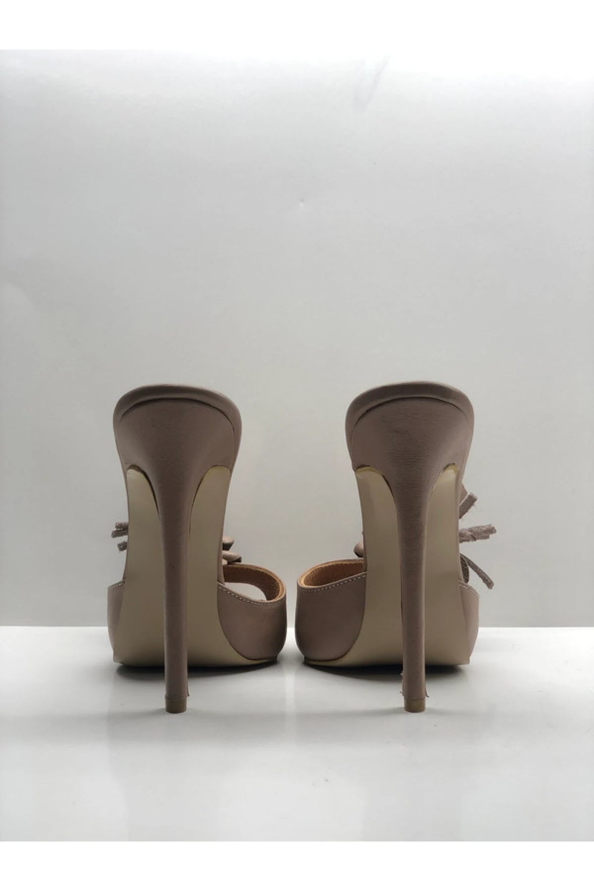 Deri Çiçekli Topuklu Terlik