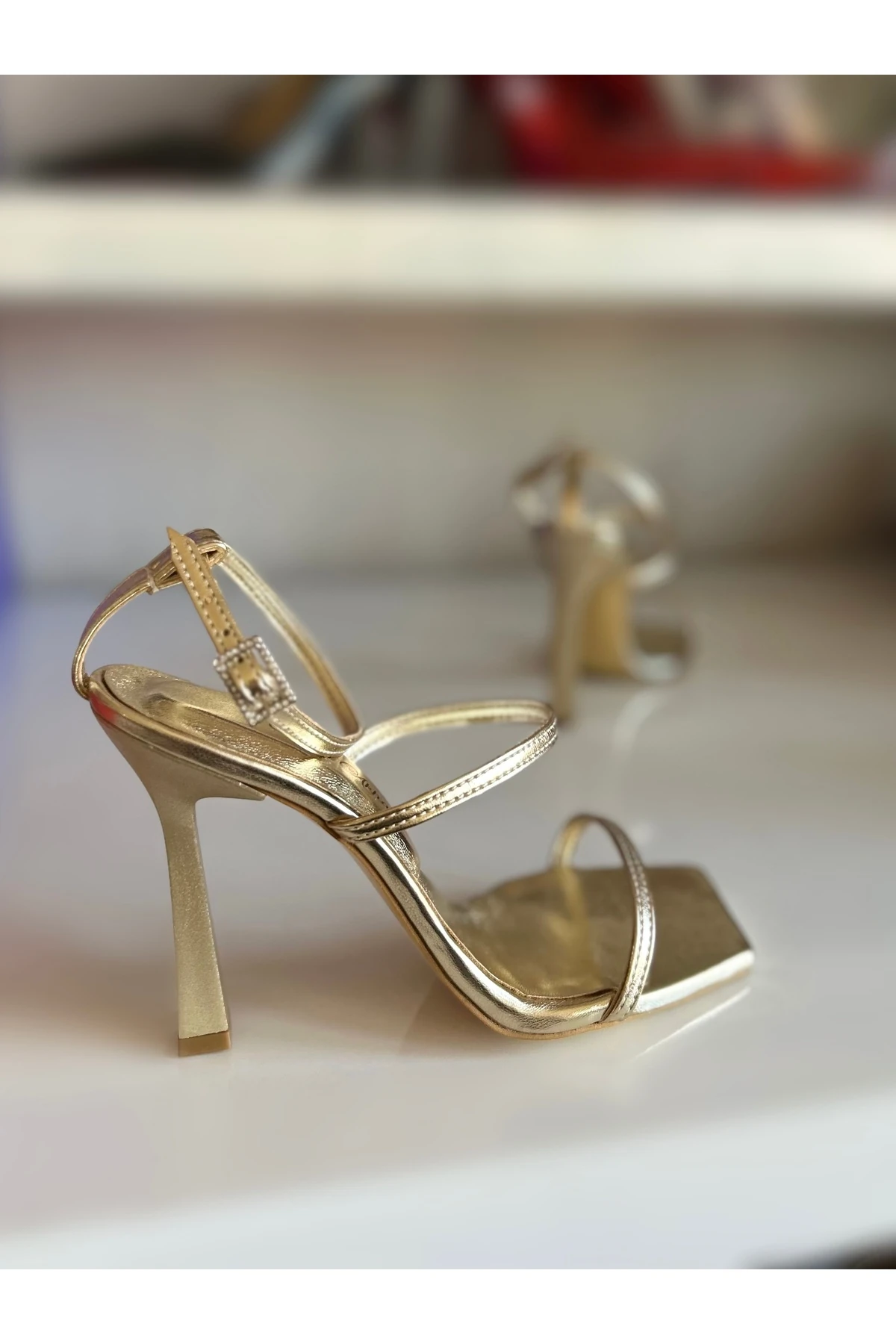GOLD PARLAK ÜÇ BANTLI TOPUKLU AYAKKABI TOPUKLU SANDALET