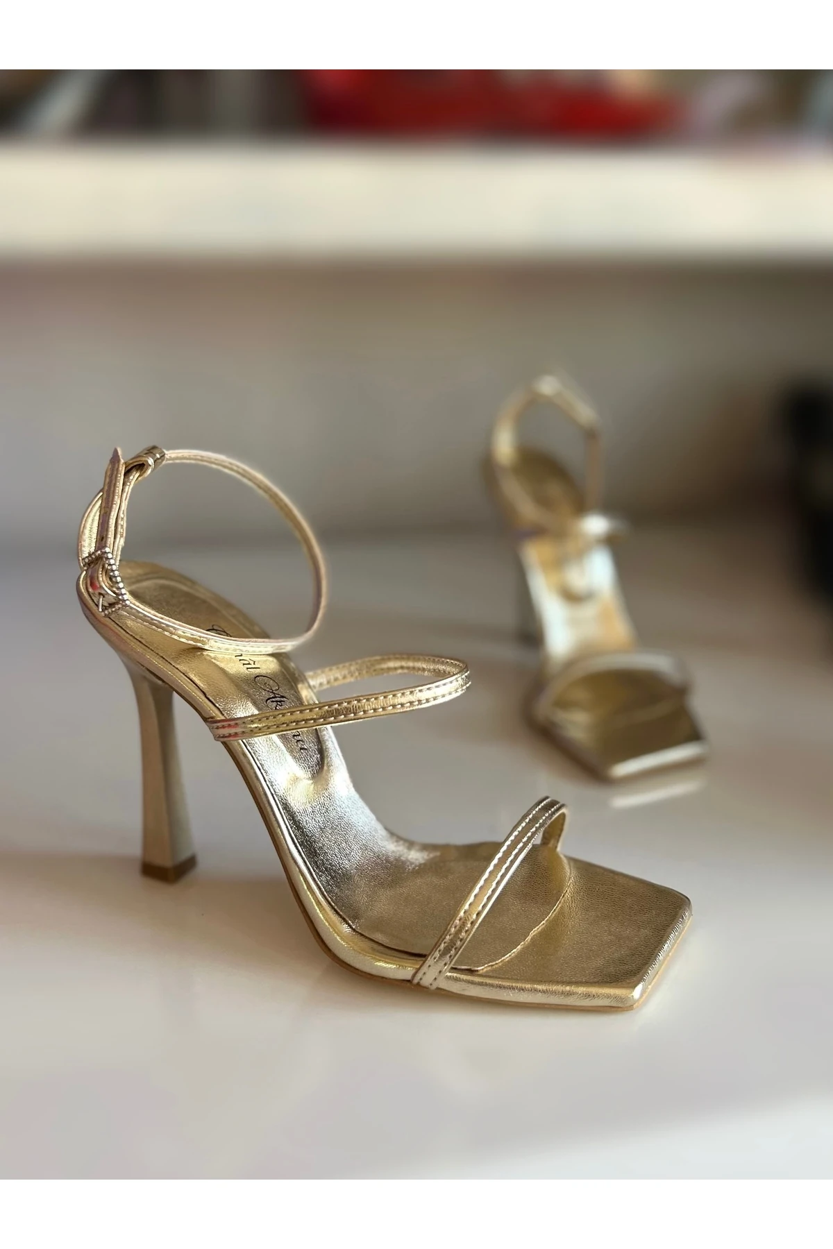GOLD PARLAK ÜÇ BANTLI TOPUKLU AYAKKABI TOPUKLU SANDALET