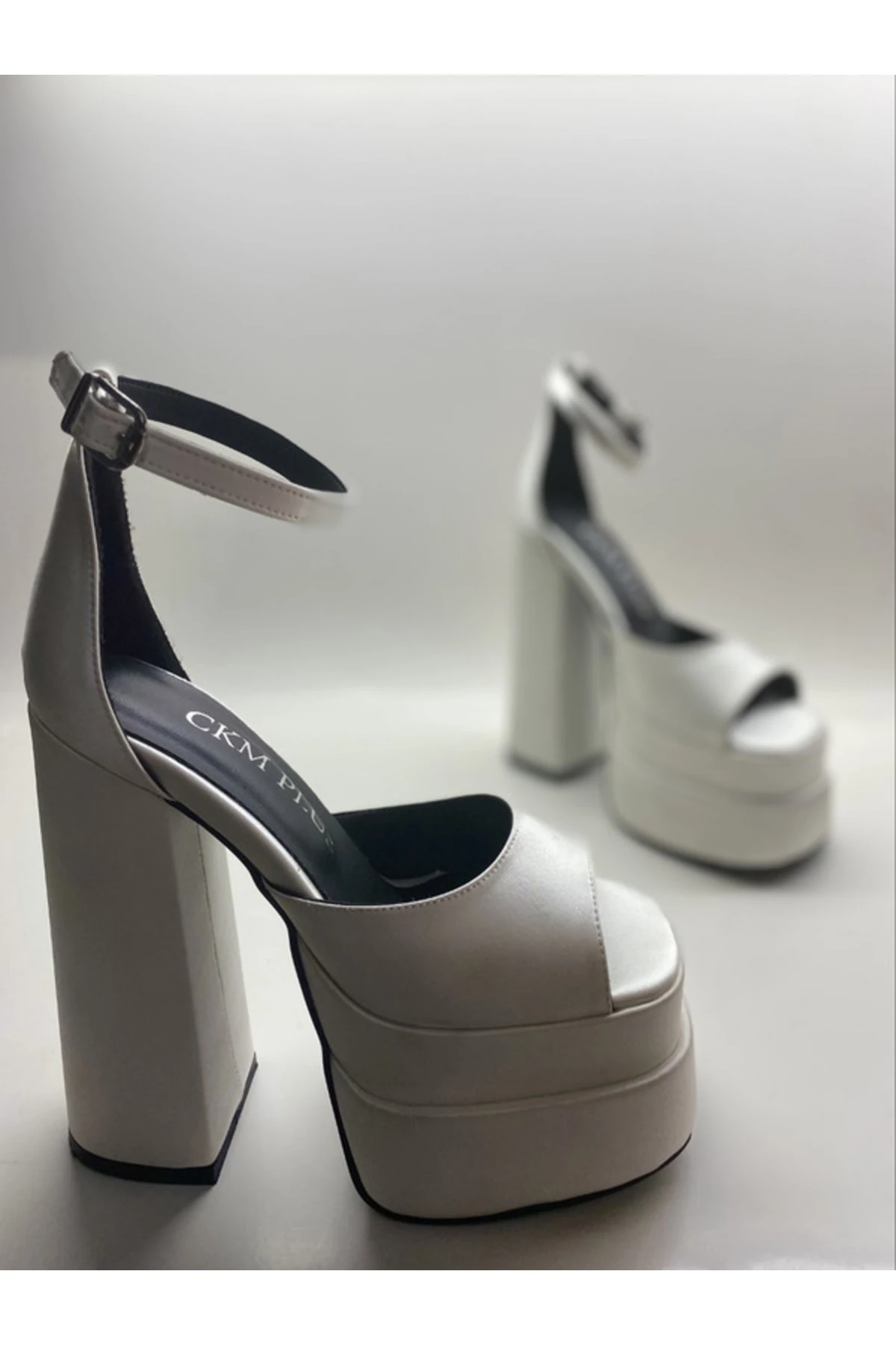 Beyaz Saten Bilekten Bağlamalı Çift Platform Topuklu Sandalet