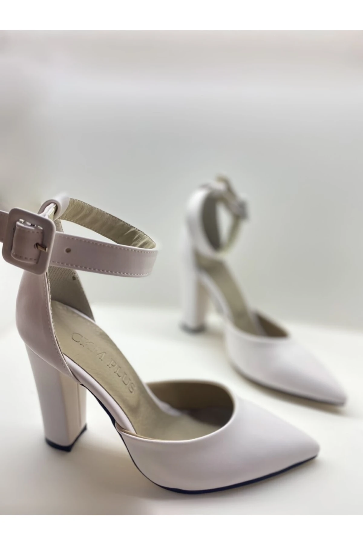 Beyaz Deri Kaplama Tokalı Kalın Topuk Stiletto Topuklu Ayakkabı