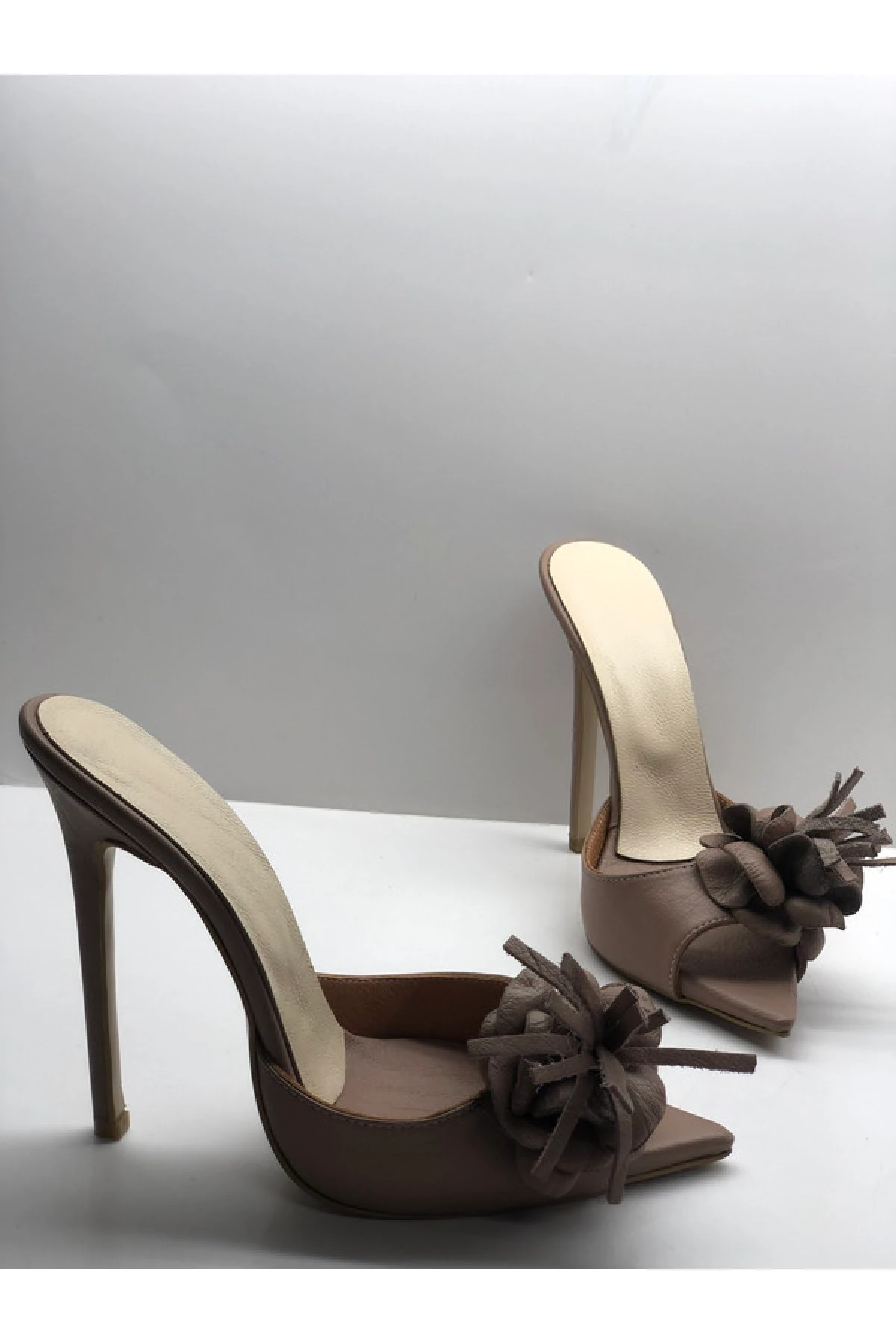 Deri Çiçekli Topuklu Terlik