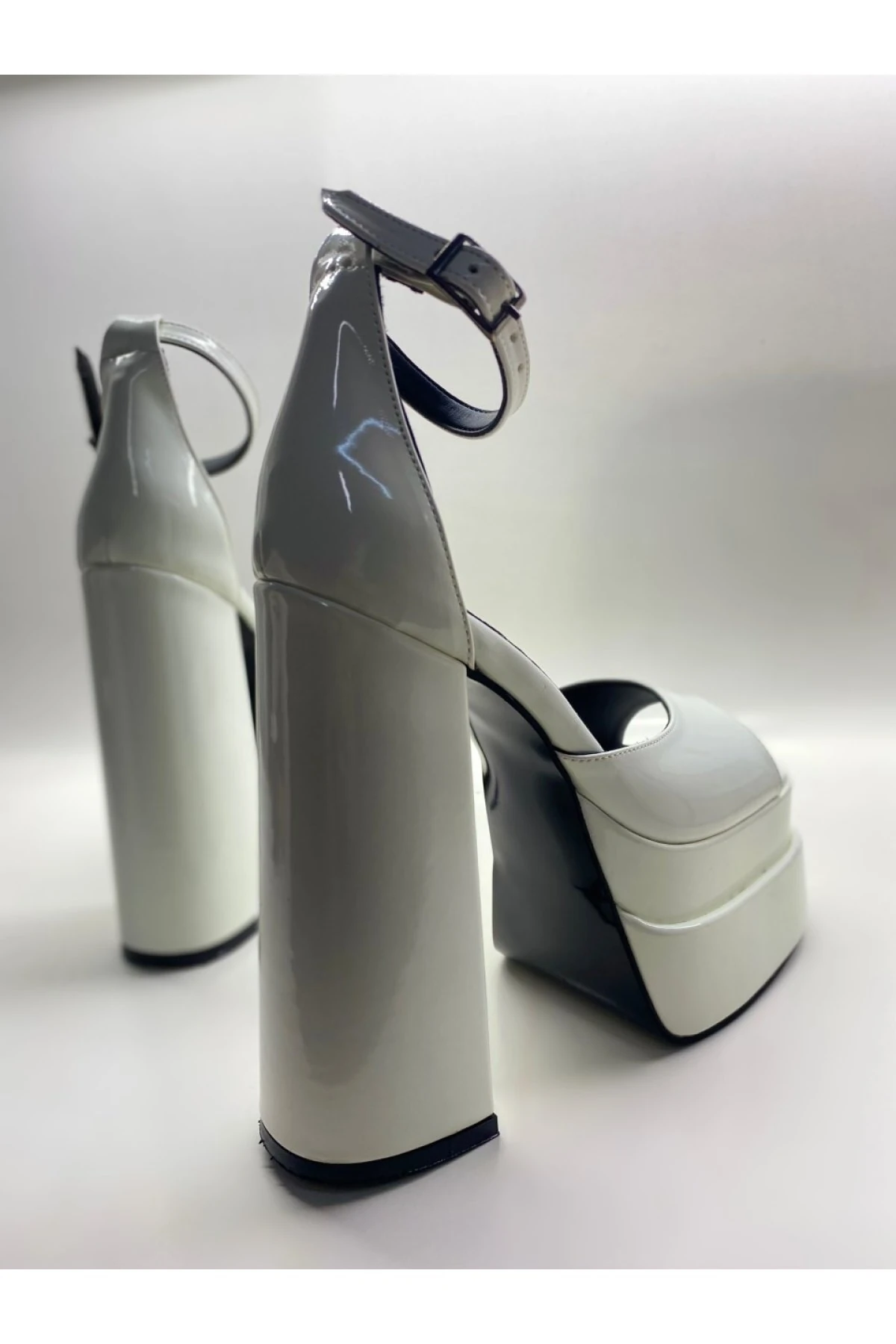 Beyaz Rugan Bilekten Bağlamalı Çift Platform Topuklu Sandalet