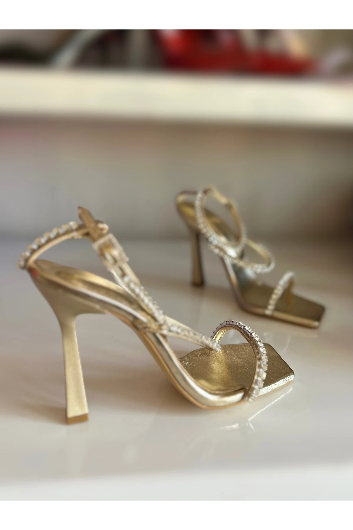 GOLD PARLAK TAŞLI ÜÇ BANTLI TOPUKLU SANDALET TOPUKLU AYAKKABI