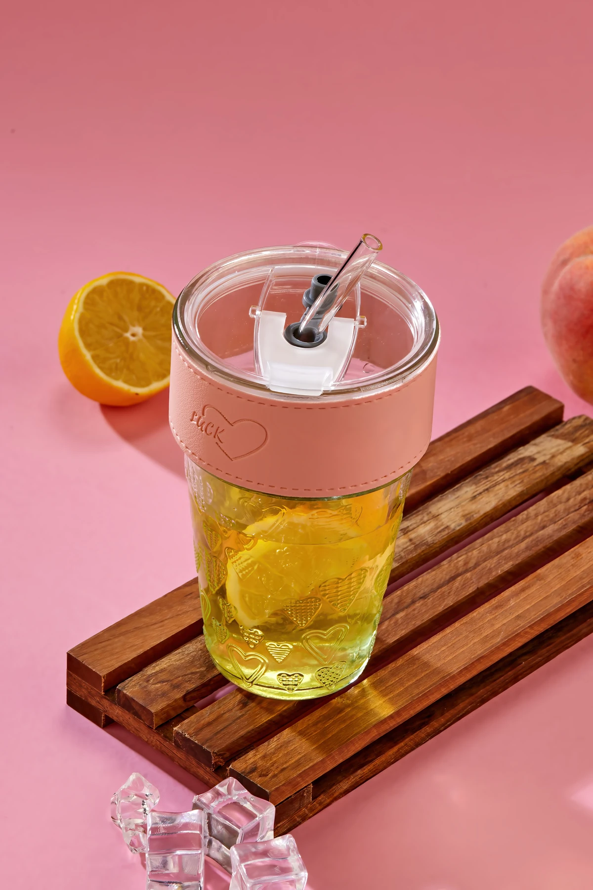 Premium Cam Bardak – Şerit Detaylı, Pipetli, Sızdırmaz Kapaklı / Pembe Şeritli