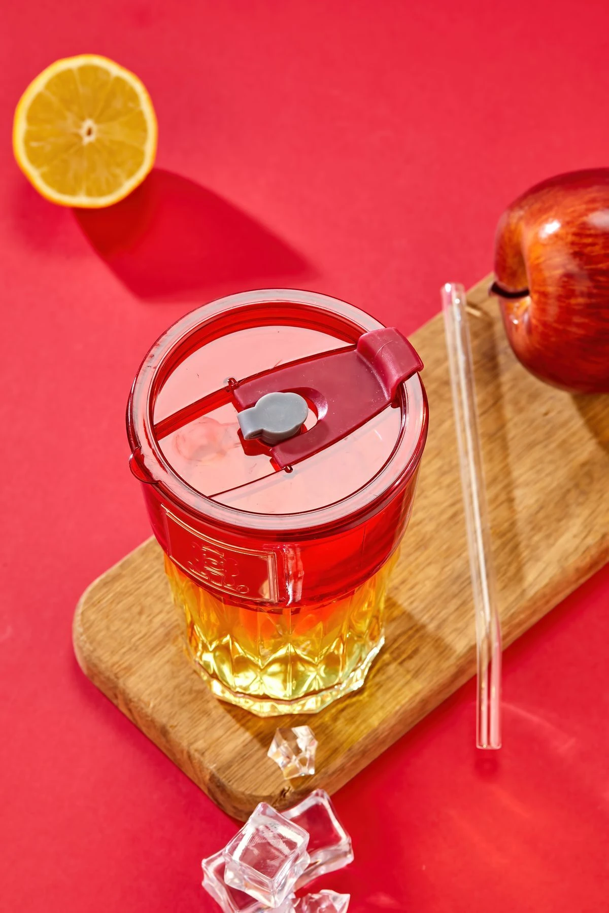 Premium Cam Bardak – Şerit Detaylı, Pipetli, Sızdırmaz Kapaklı / Kırmızı Kapaklı