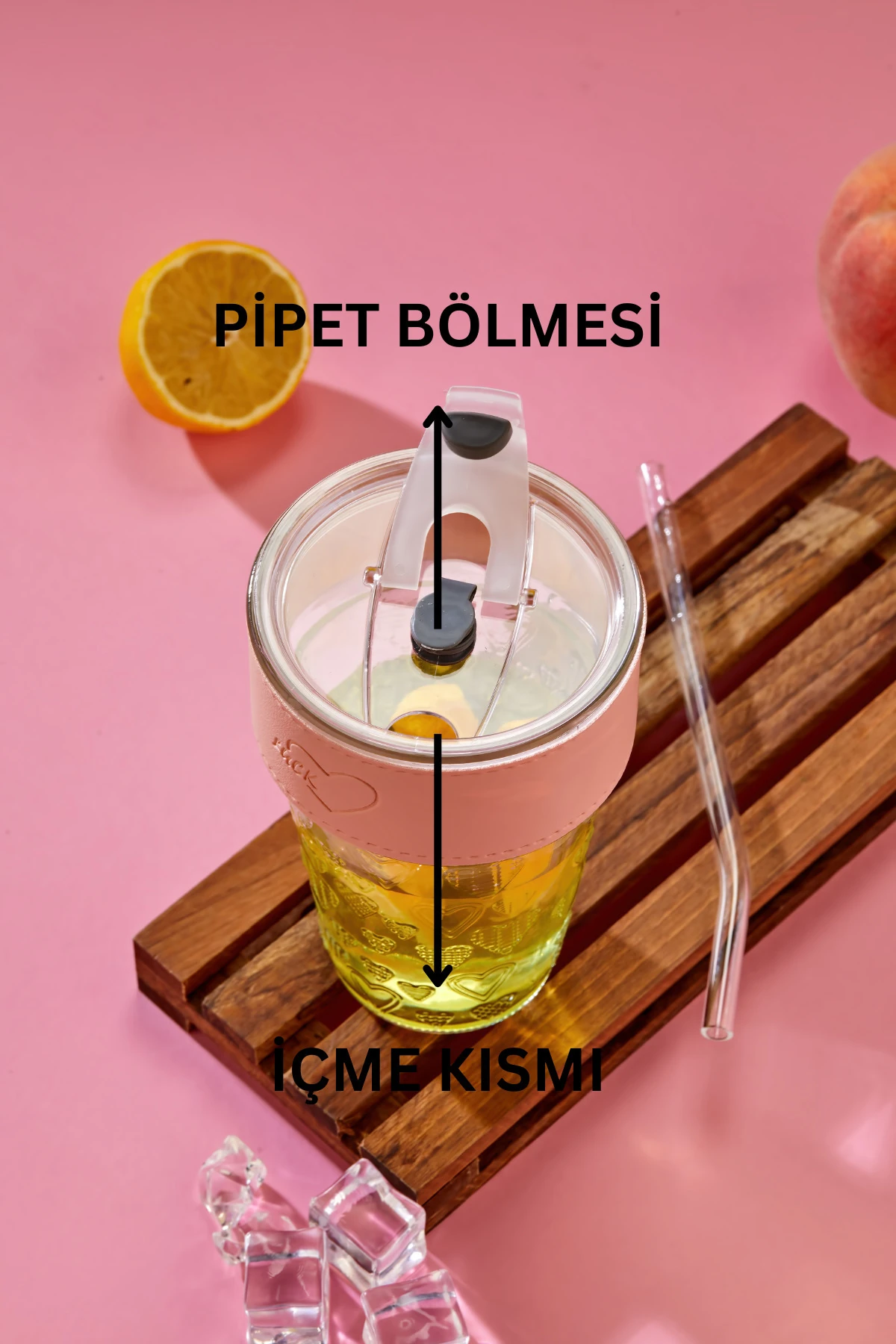 Premium Cam Bardak – Şerit Detaylı, Pipetli, Sızdırmaz Kapaklı / Pembe Şeritli