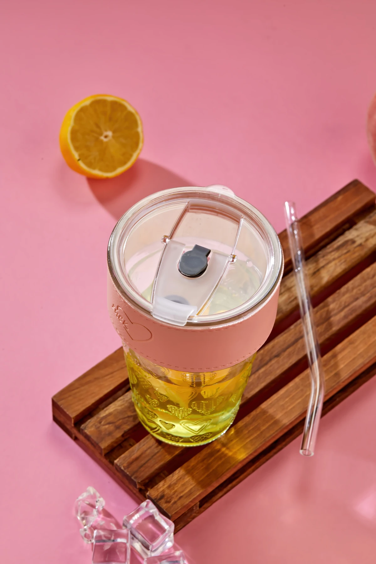 Premium Cam Bardak – Şerit Detaylı, Pipetli, Sızdırmaz Kapaklı / Pembe Şeritli