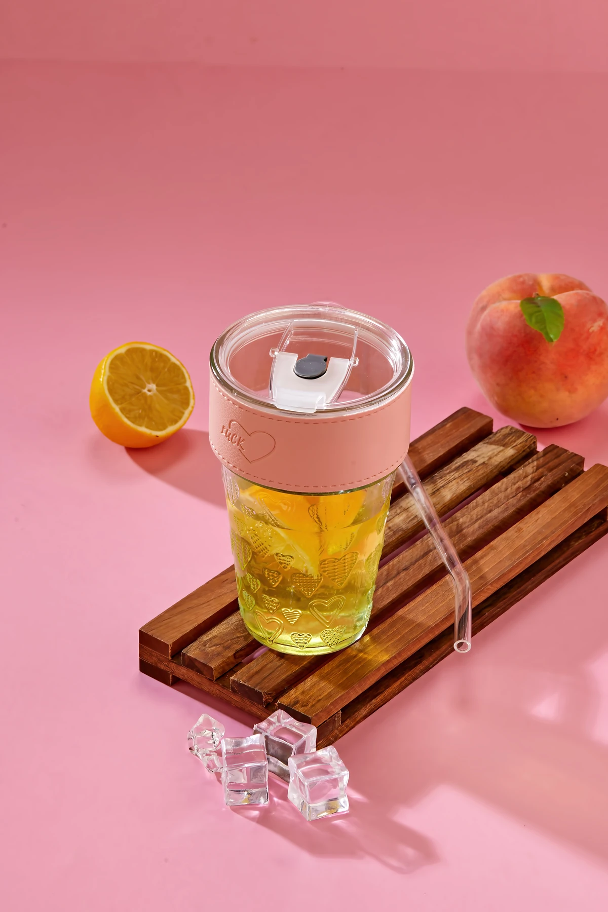 Premium Cam Bardak – Şerit Detaylı, Pipetli, Sızdırmaz Kapaklı / Pembe Şeritli