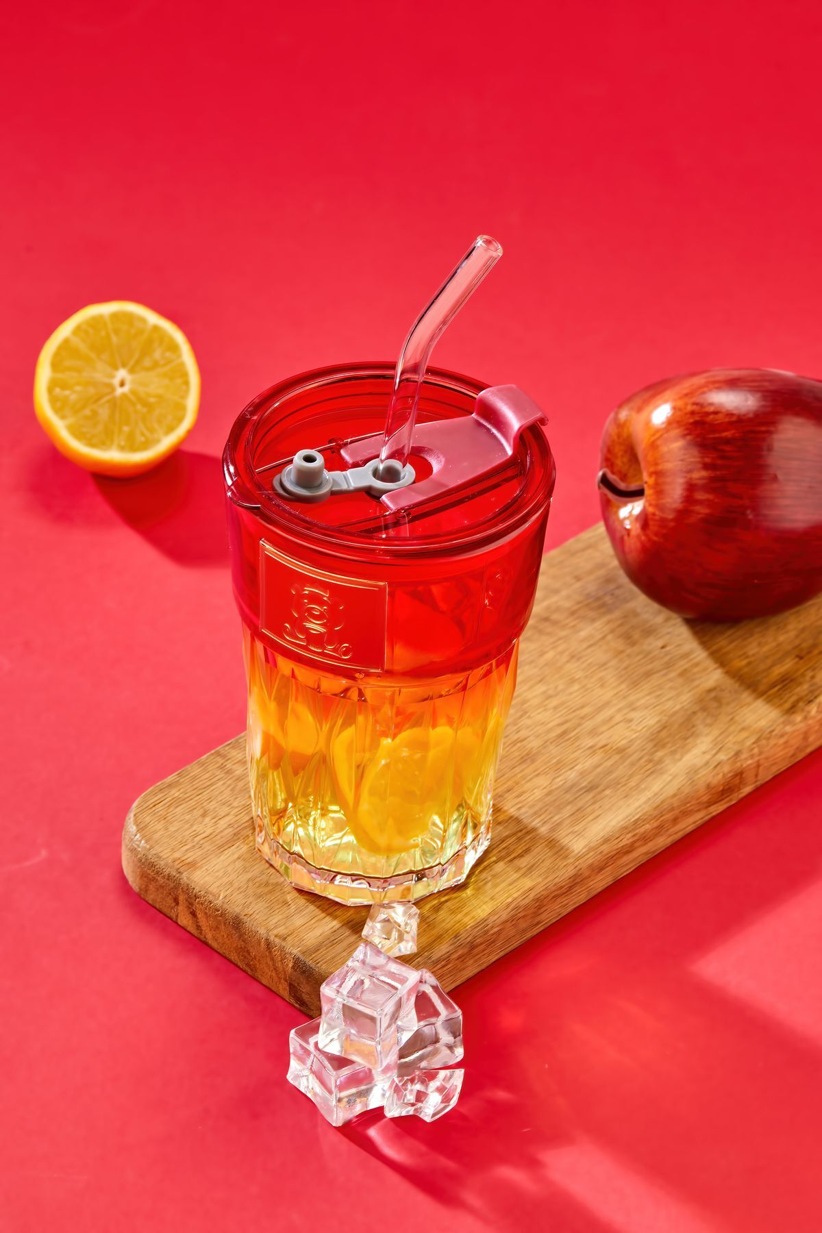 Premium Cam Bardak – Şerit Detaylı, Pipetli, Sızdırmaz Kapaklı / Kırmızı Kapaklı