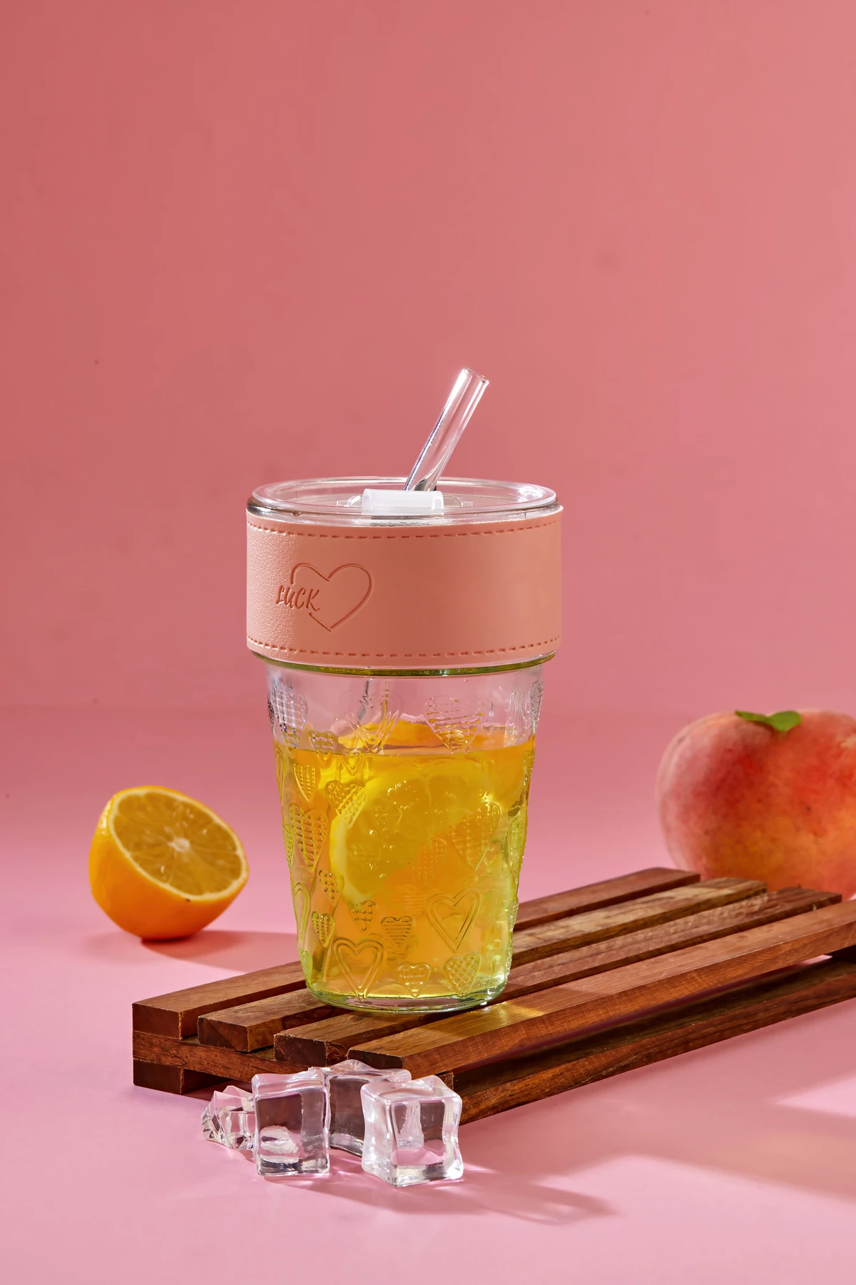 Premium Cam Bardak – Şerit Detaylı, Pipetli, Sızdırmaz Kapaklı / Pembe Şeritli