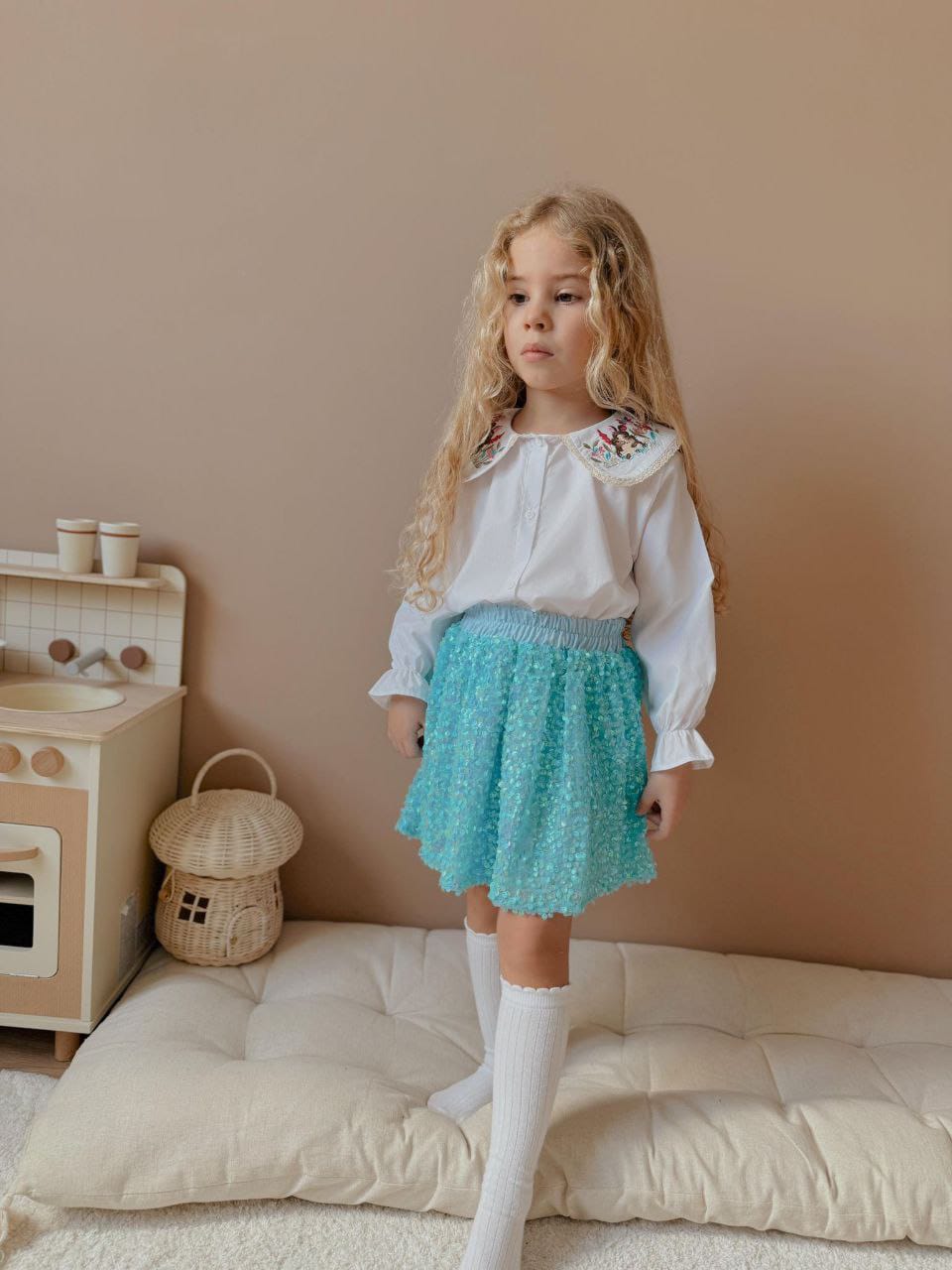 YAKASI NAKIŞLI ETEĞİ PUL PAYETLİ IŞIL IŞIL KIZ ÇOCUK GÖMLEK-ETEK TAKIMI