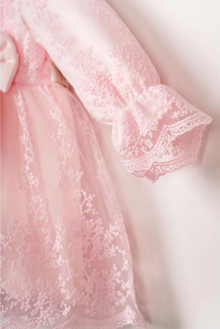ZARİF DANTELLERLE BEZENMİŞ PAMUK KIZ BEBEK ELBİSE ( BANDANA DAHİLDİR )