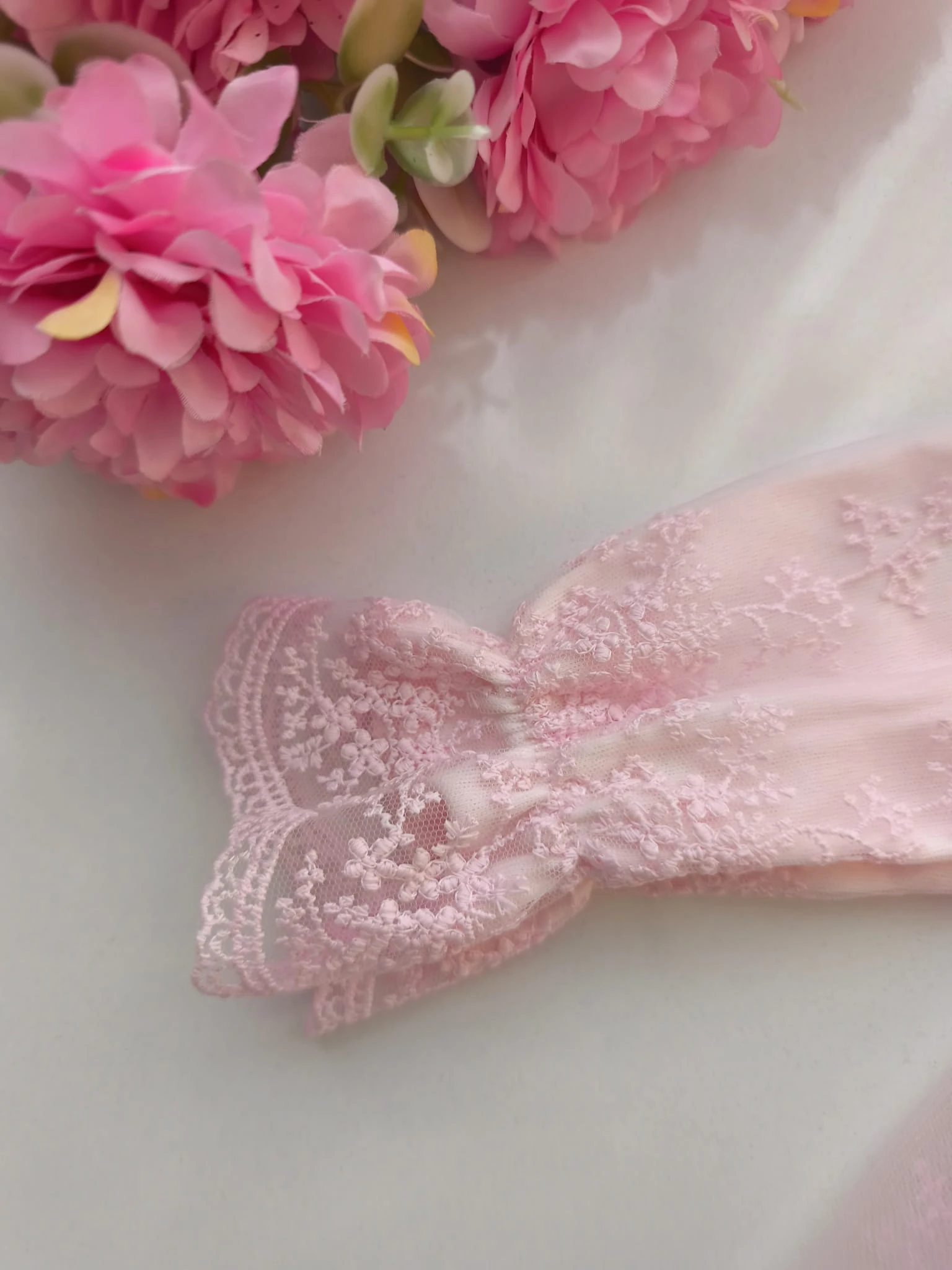 ZARİF DANTELLERLE BEZENMİŞ PAMUK KIZ BEBEK ELBİSE ( BANDANA DAHİLDİR )