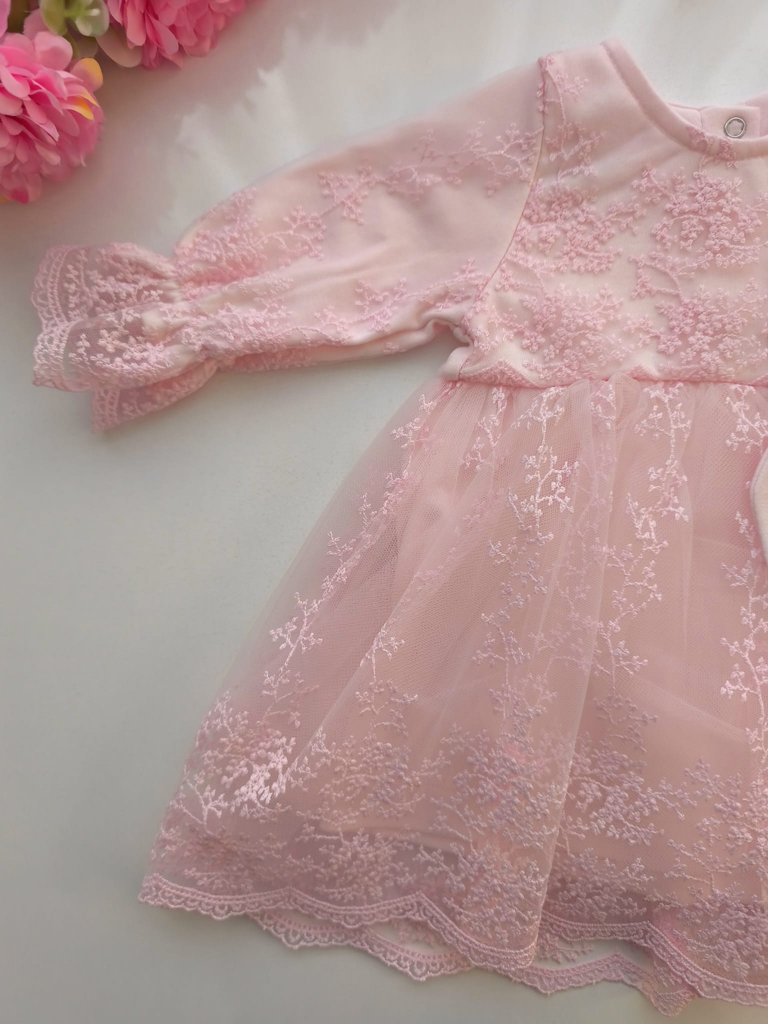 ZARİF DANTELLERLE BEZENMİŞ PAMUK KIZ BEBEK ELBİSE ( BANDANA DAHİLDİR )