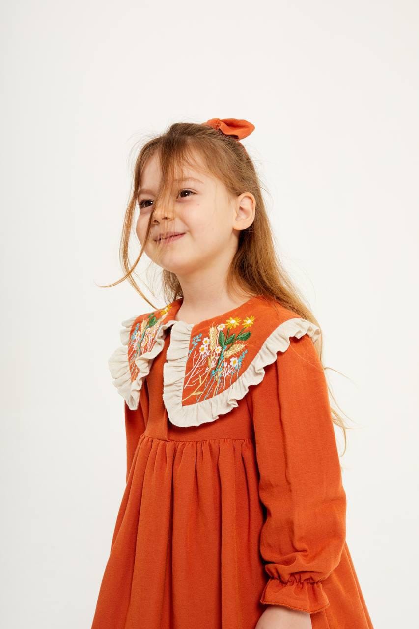 NAKIŞ DESENLİ BEBE YAKA KIZ ÇOCUK ELBİSE ( TOKA HEDİYELİ )