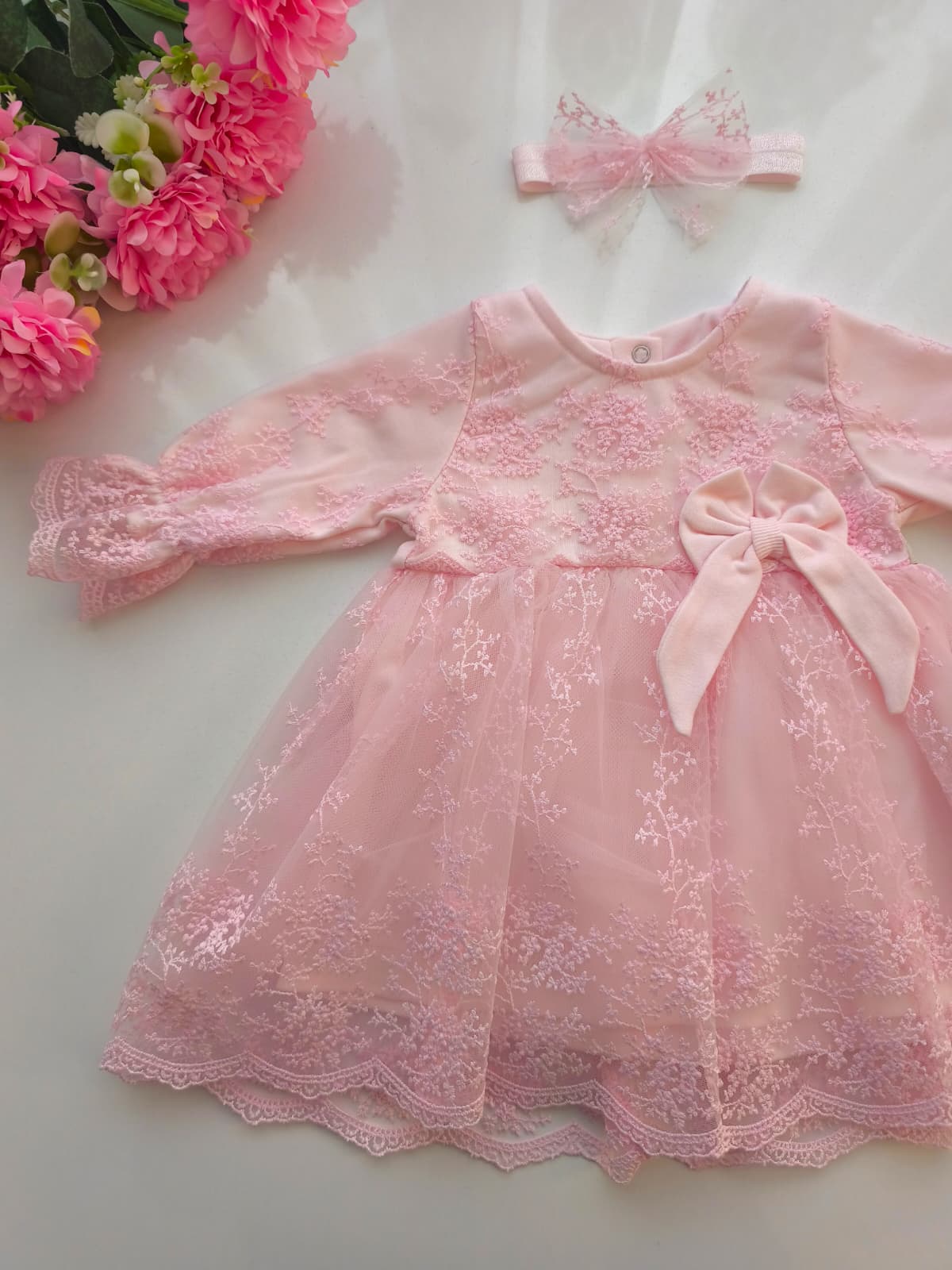 ZARİF DANTELLERLE BEZENMİŞ PAMUK KIZ BEBEK ELBİSE ( BANDANA DAHİLDİR )