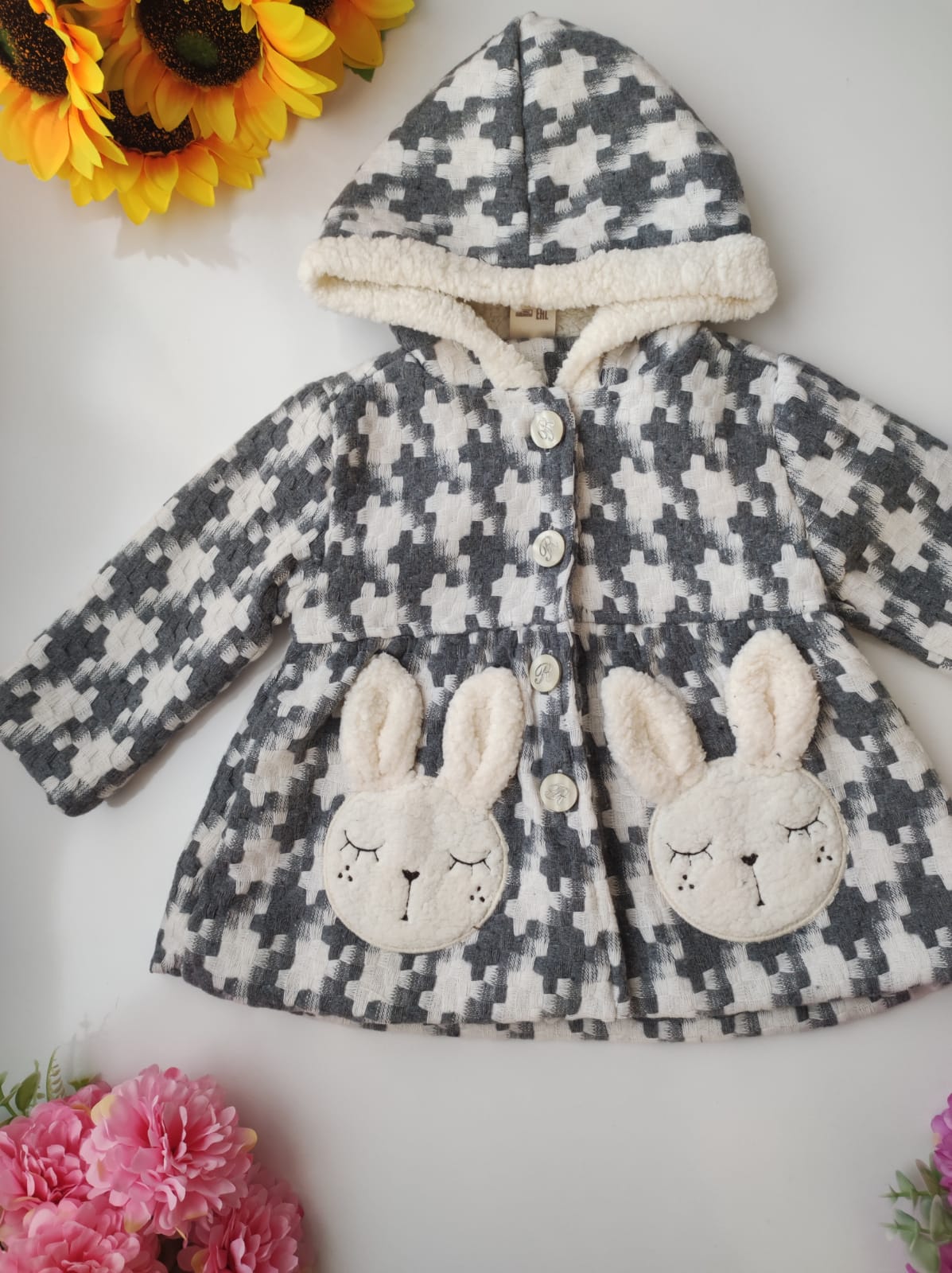 TAVŞAN FİGÜRLÜ KAPÜŞONLU KIZ BEBEK MONT - FÜME