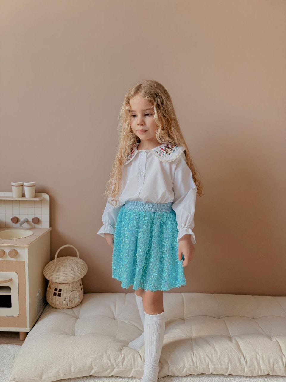 YAKASI NAKIŞLI ETEĞİ PUL PAYETLİ IŞIL IŞIL KIZ ÇOCUK GÖMLEK-ETEK TAKIMI