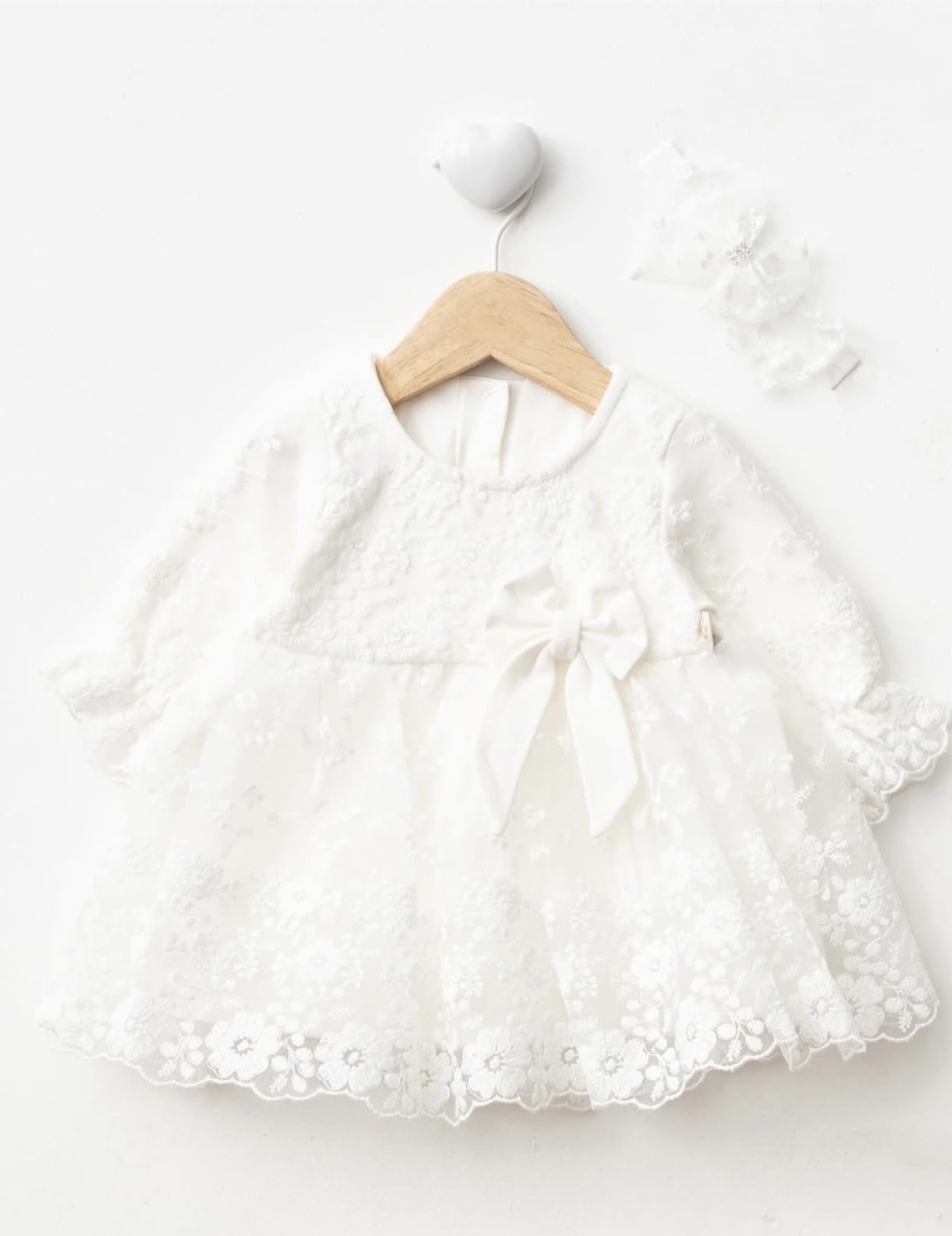 ZARİF DANTELLERLE BEZENMİŞ PAMUK KIZ BEBEK ELBİSE ( BANDANA DAHİLDİR ) - beyaz