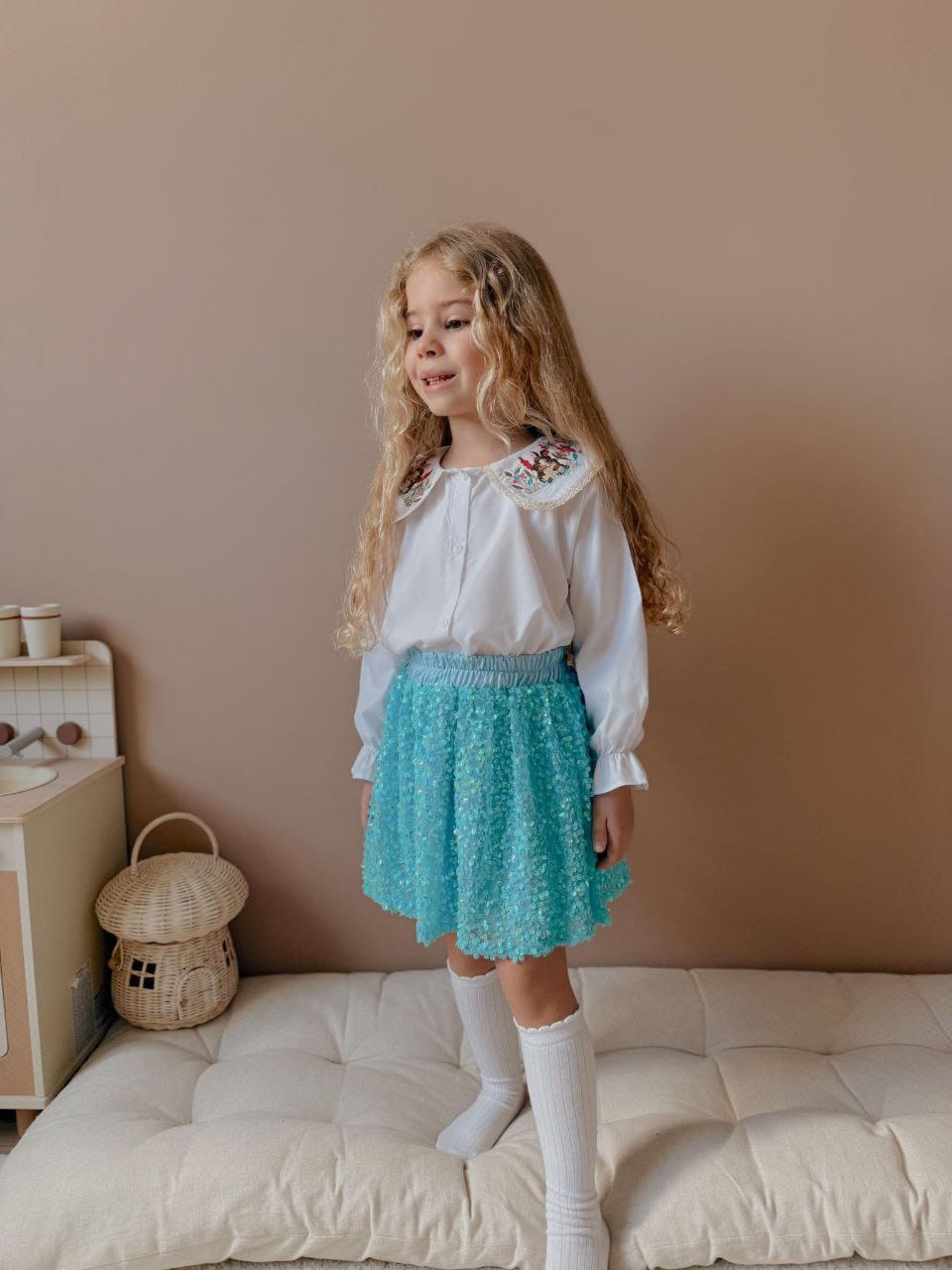 YAKASI NAKIŞLI ETEĞİ PUL PAYETLİ IŞIL IŞIL KIZ ÇOCUK GÖMLEK-ETEK TAKIMI