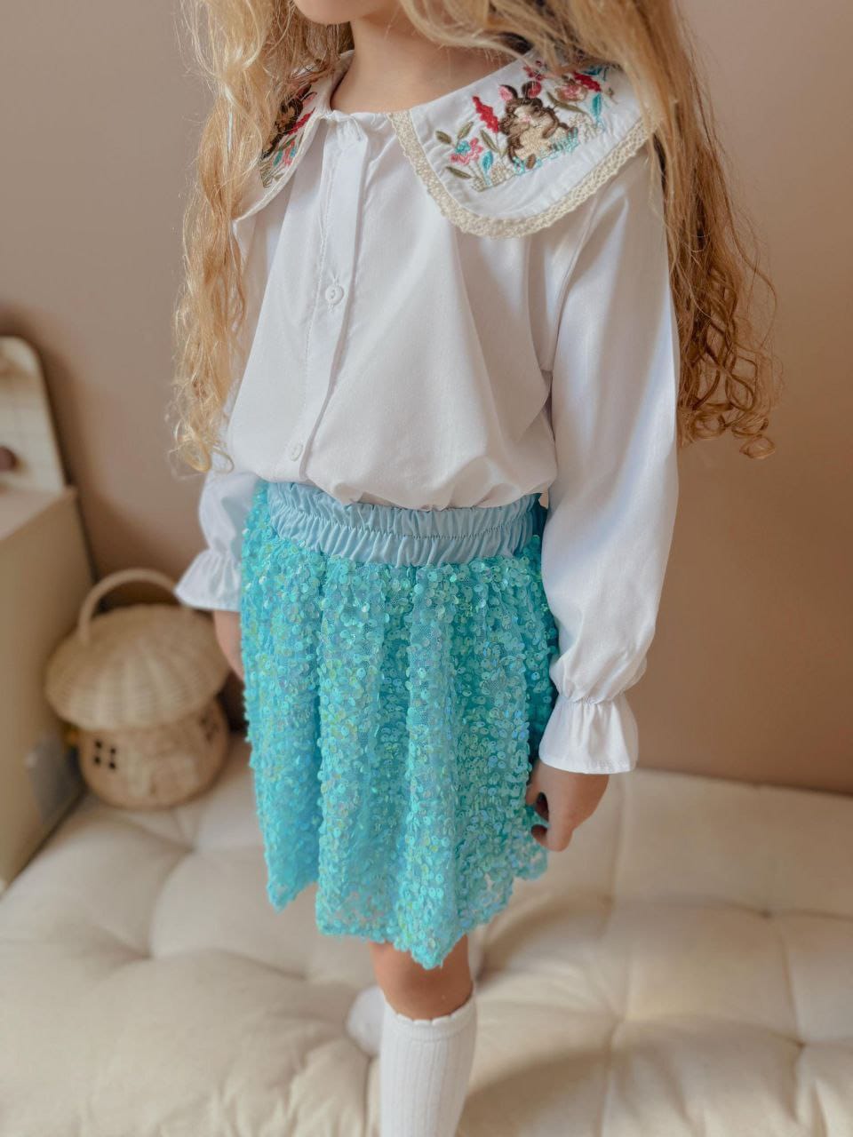 YAKASI NAKIŞLI ETEĞİ PUL PAYETLİ IŞIL IŞIL KIZ ÇOCUK GÖMLEK-ETEK TAKIMI