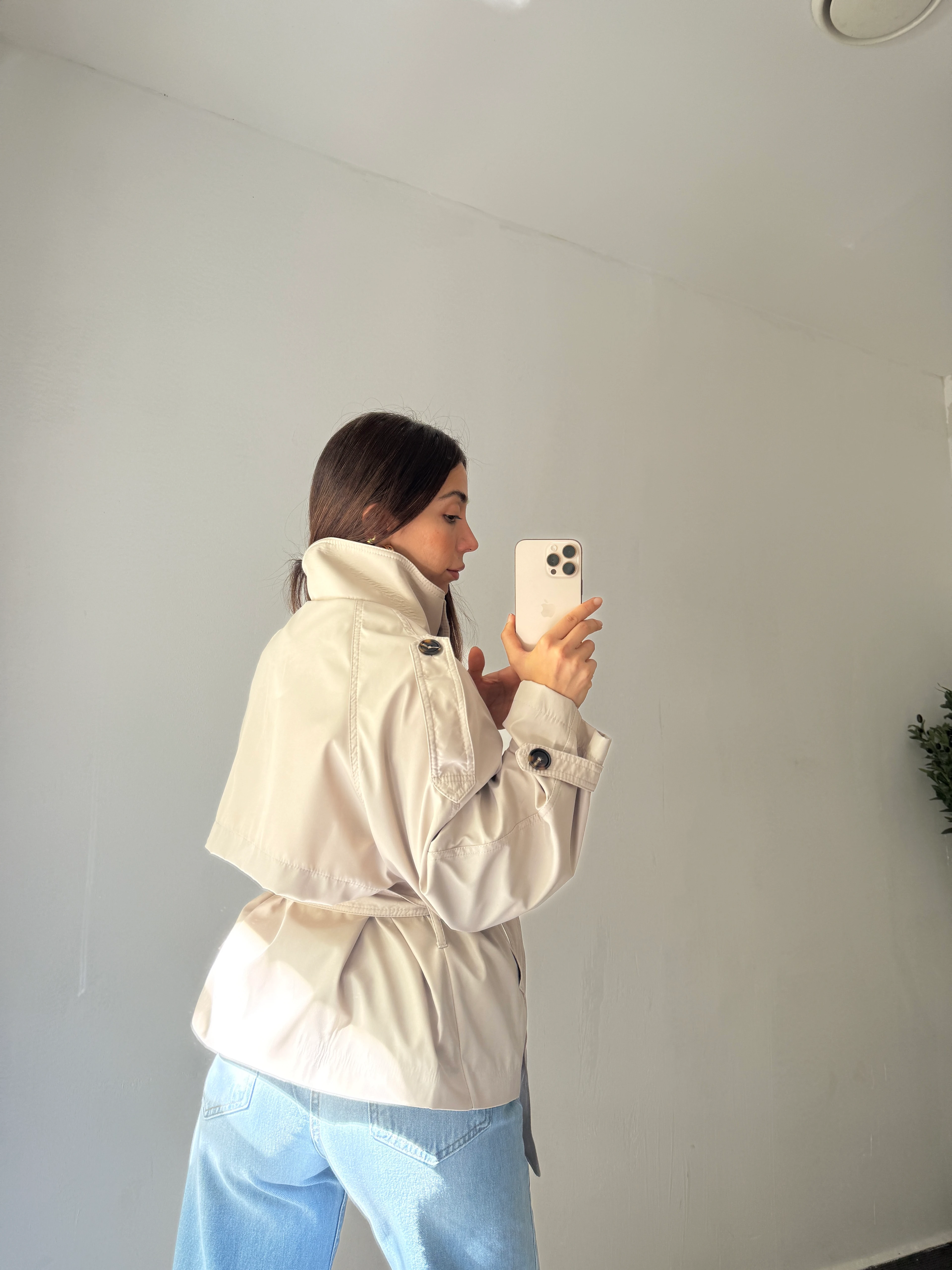 DİK YAKA KEMERLİ KISA TRENÇKOT 