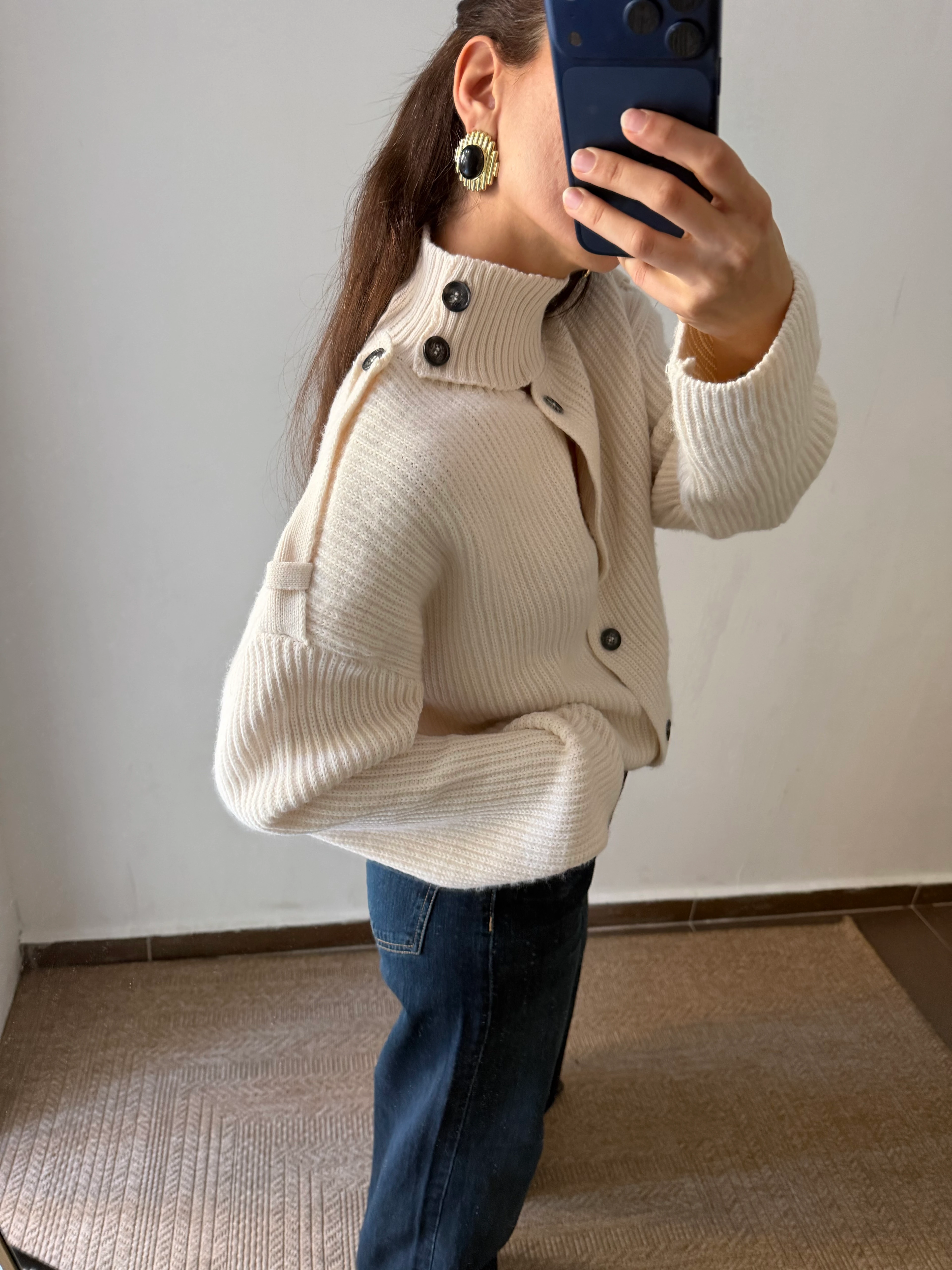 DÜĞME DETAYLI DİK YAKA 