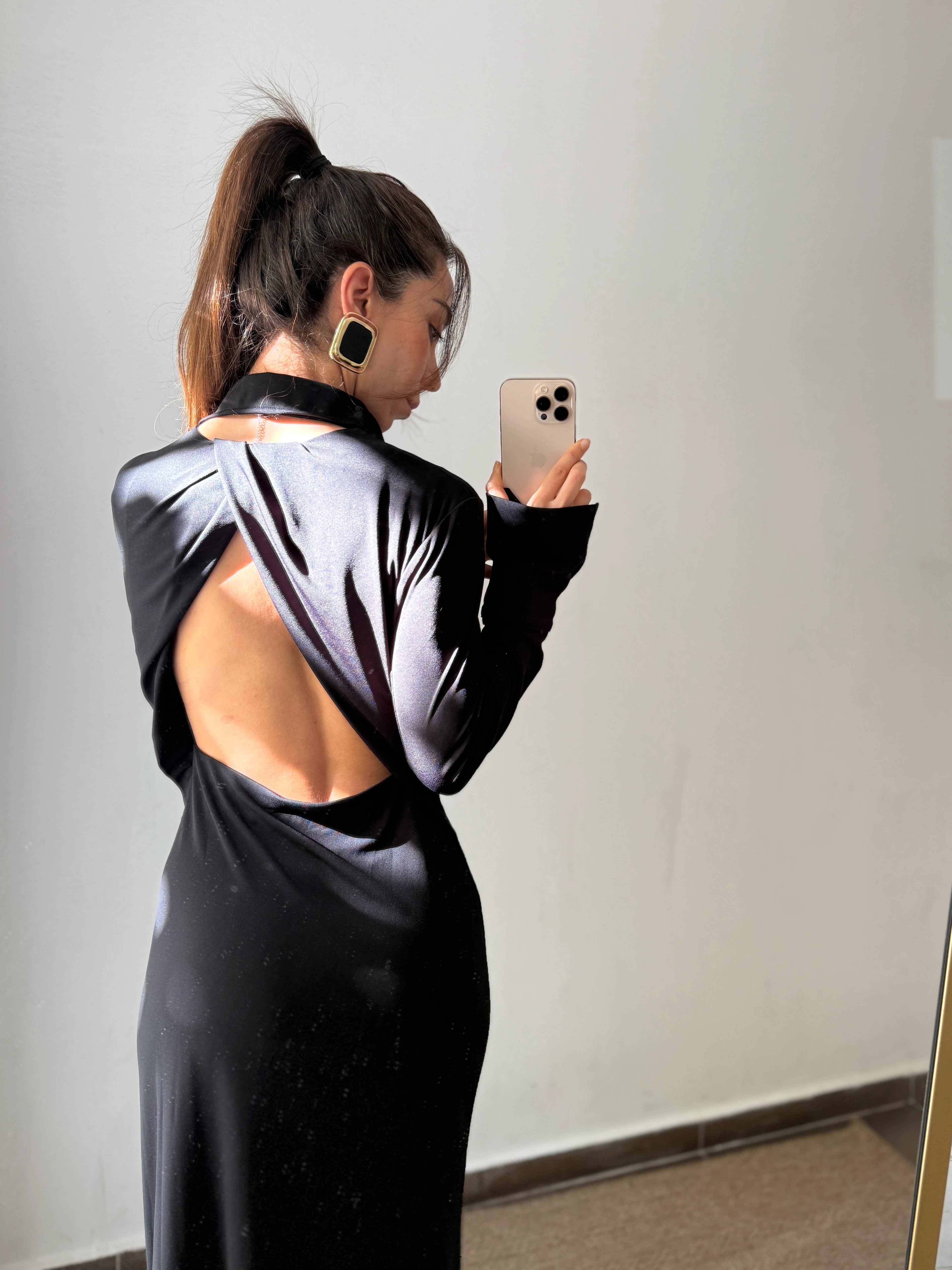 SIRT DEKOLTELİ ELBİSE