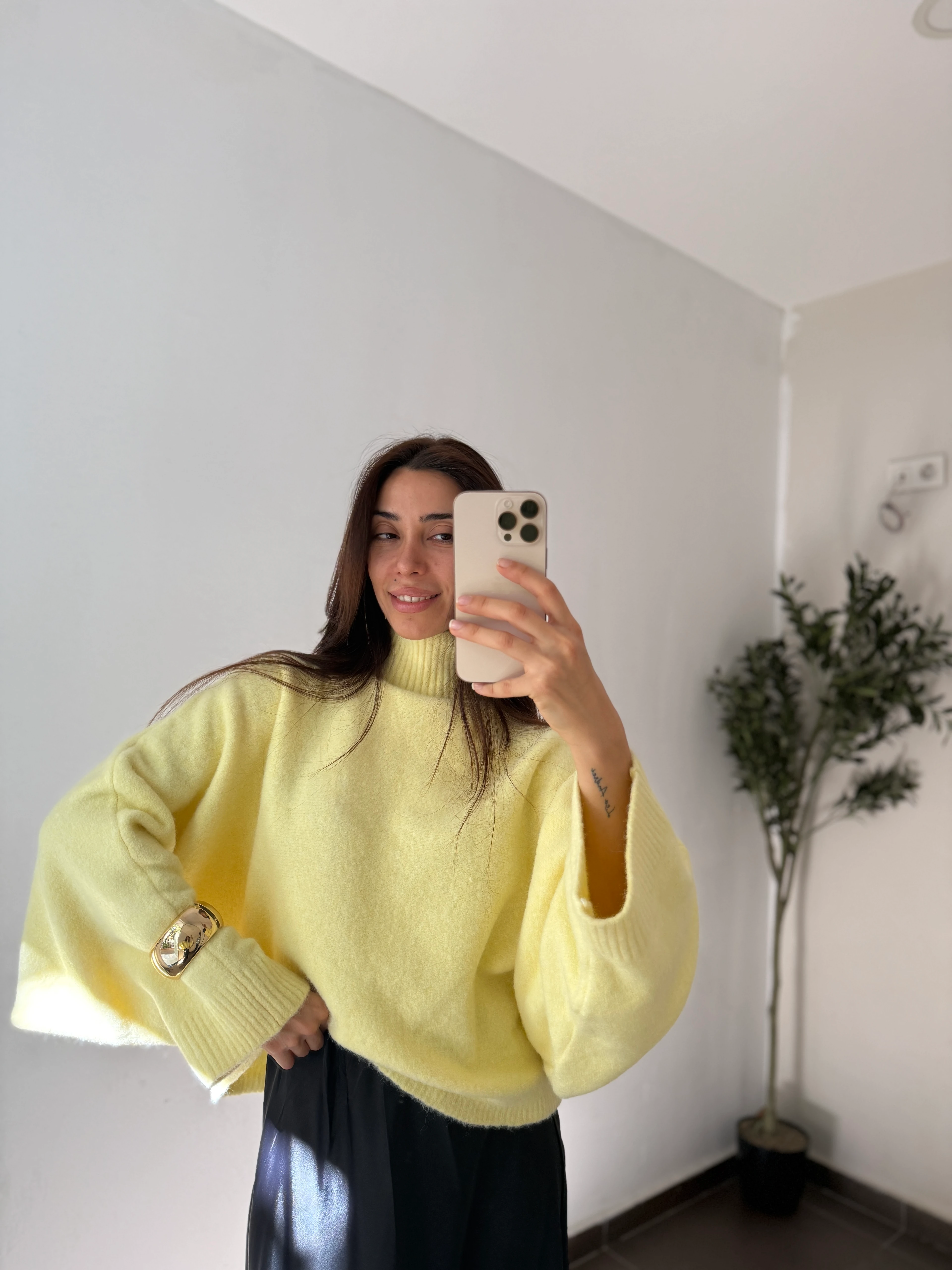 SARI BOĞAZLI YUMOŞ KAZAK