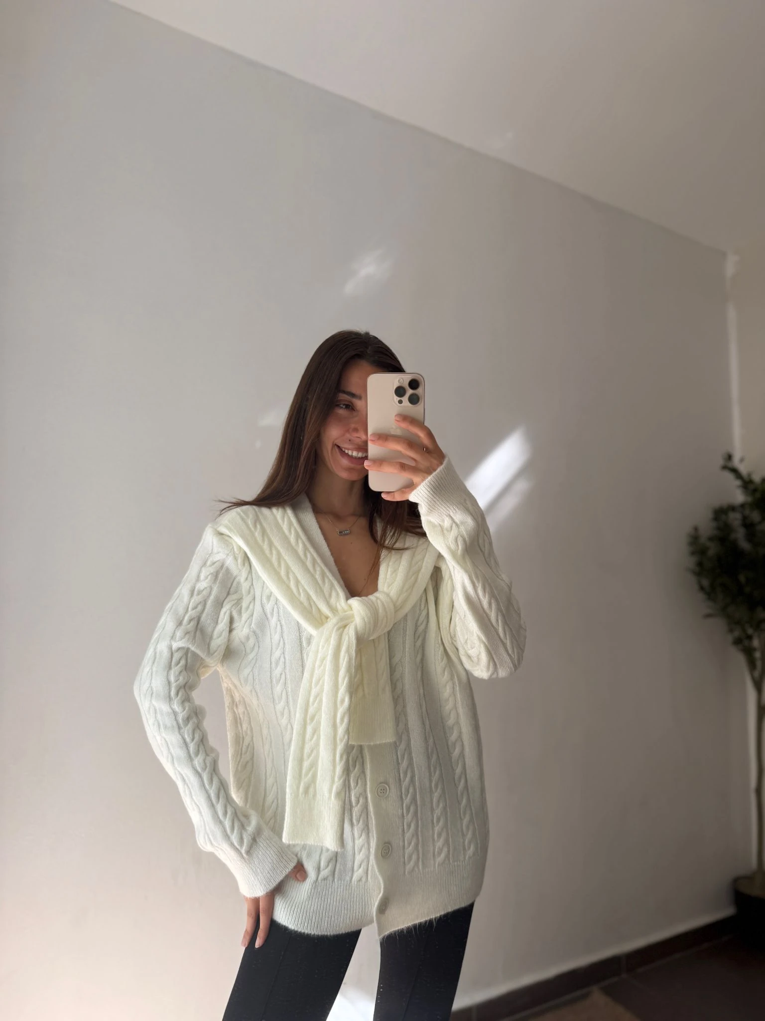 ŞAL DETAYLI TRİKO HIRKA - Beyaz