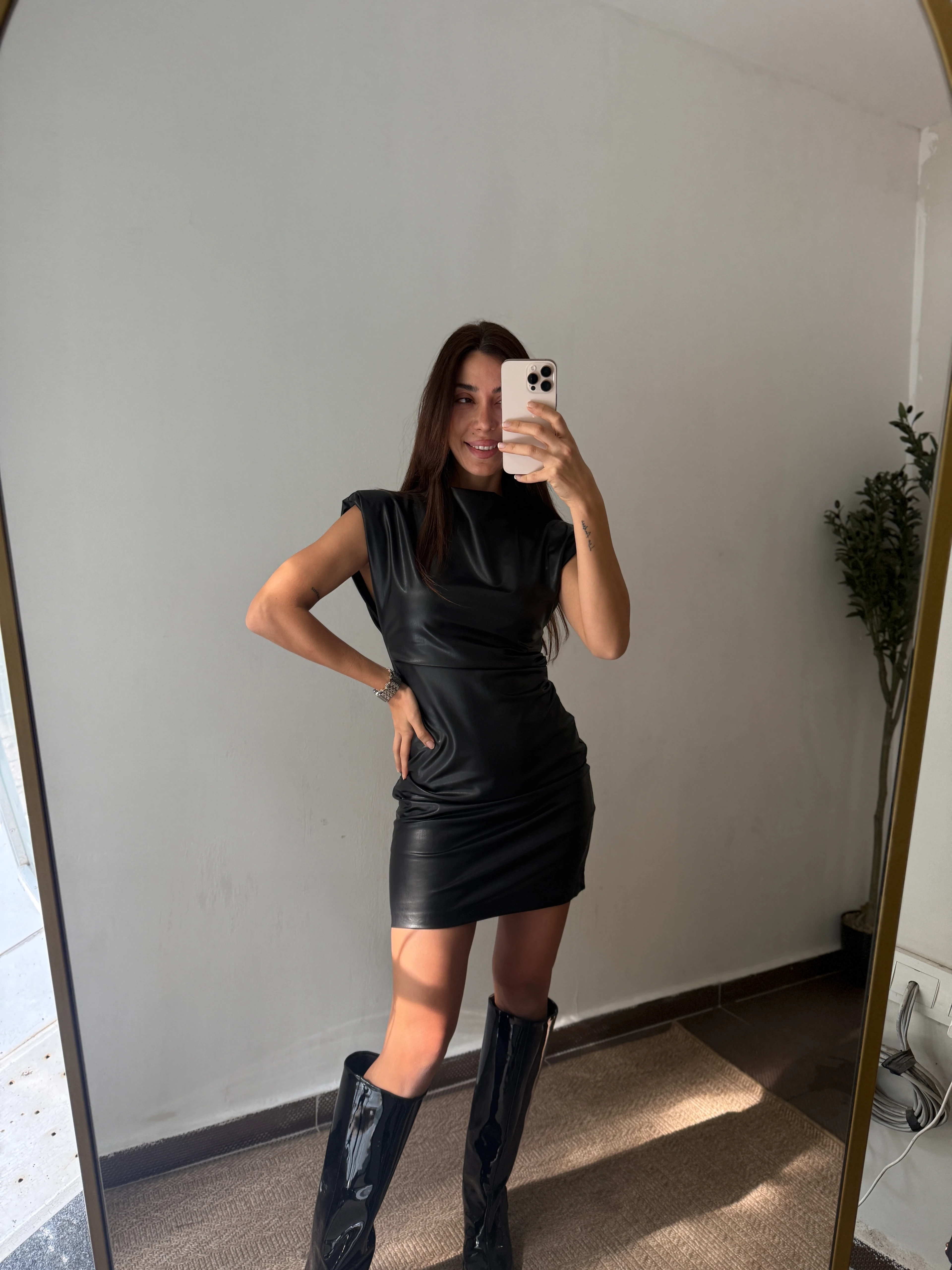 DERİ VATKAALI ELBİSE