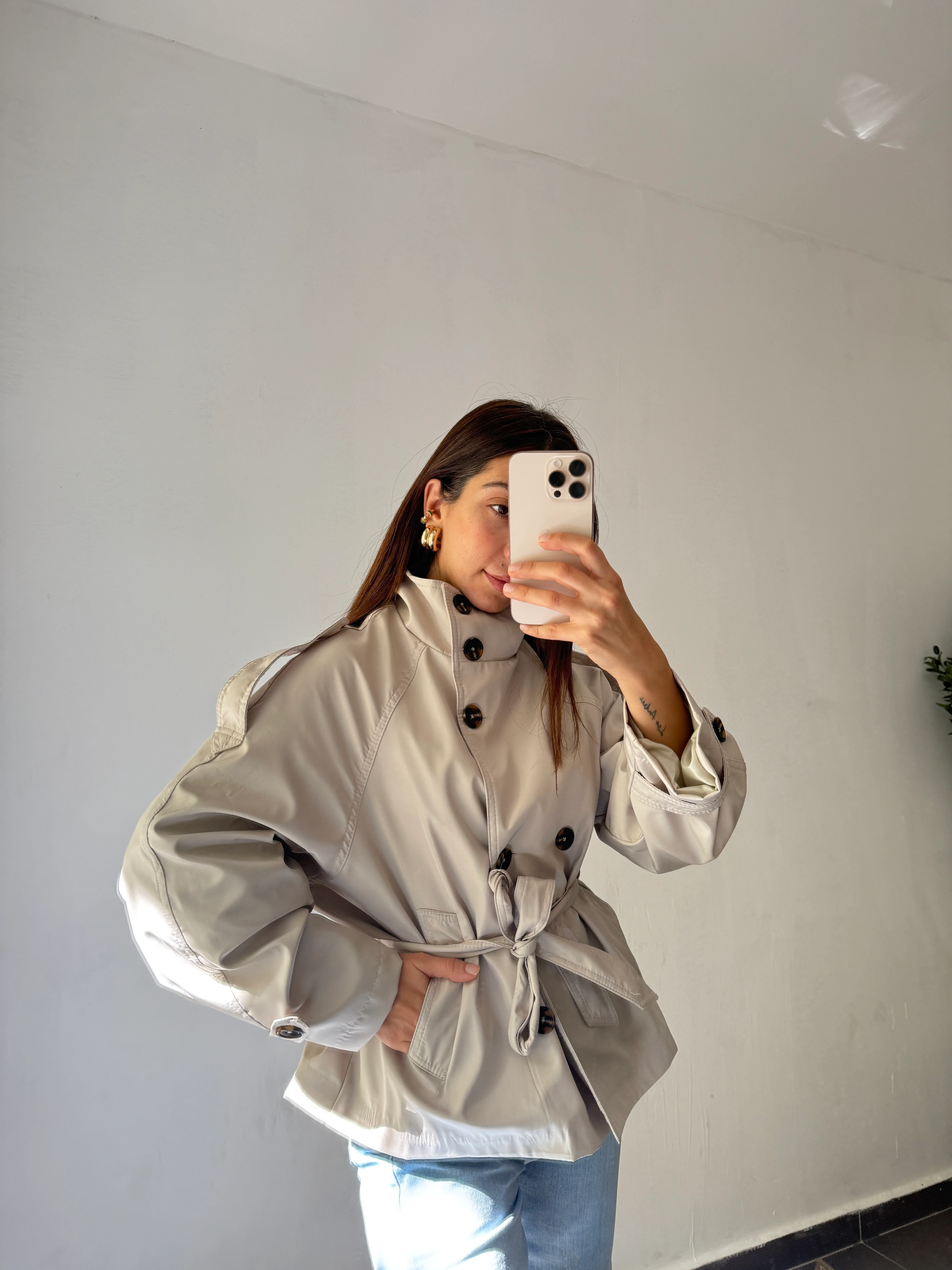 DİK YAKA KEMERLİ KISA TRENÇKOT 