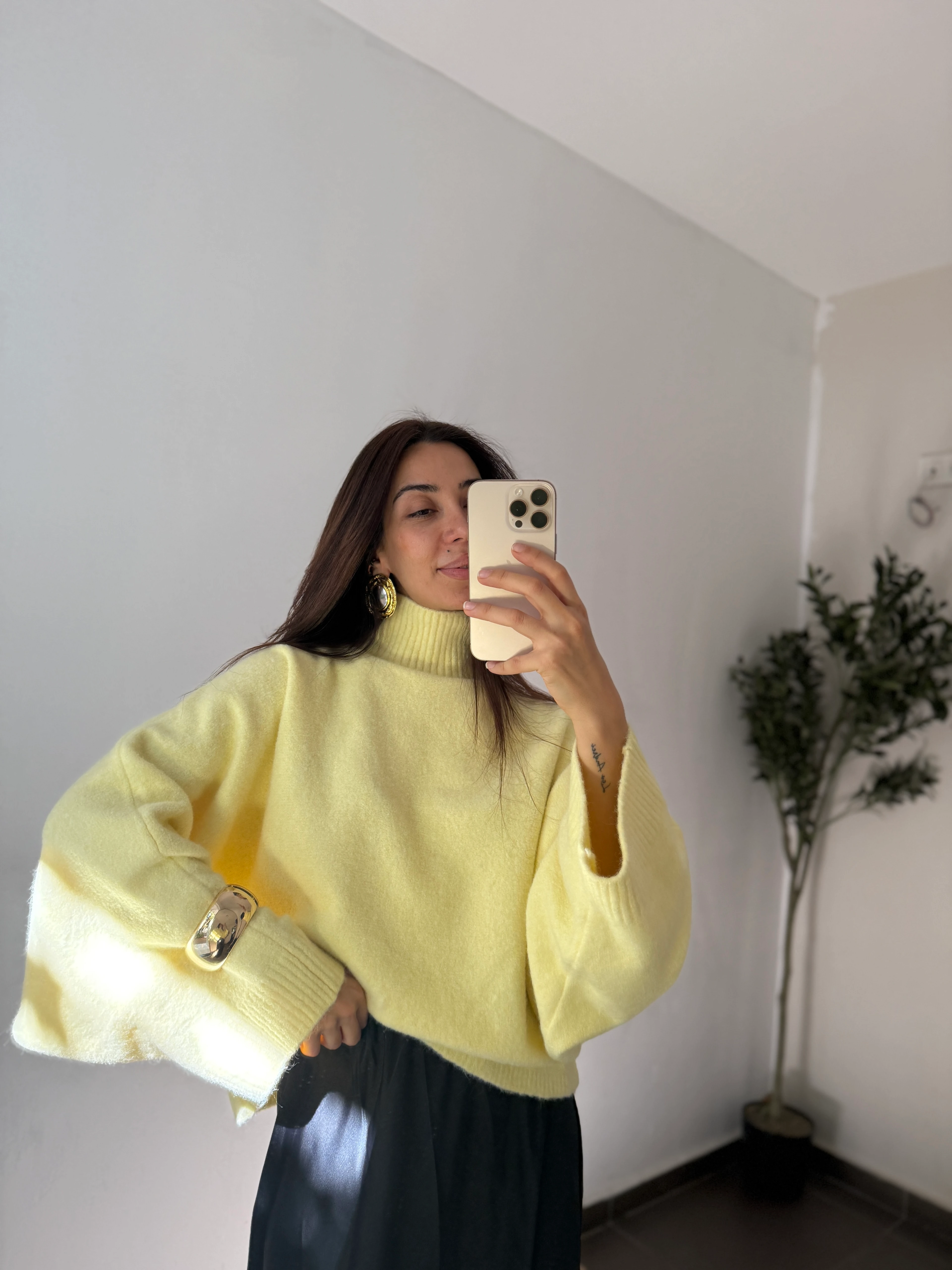 SARI BOĞAZLI YUMOŞ KAZAK