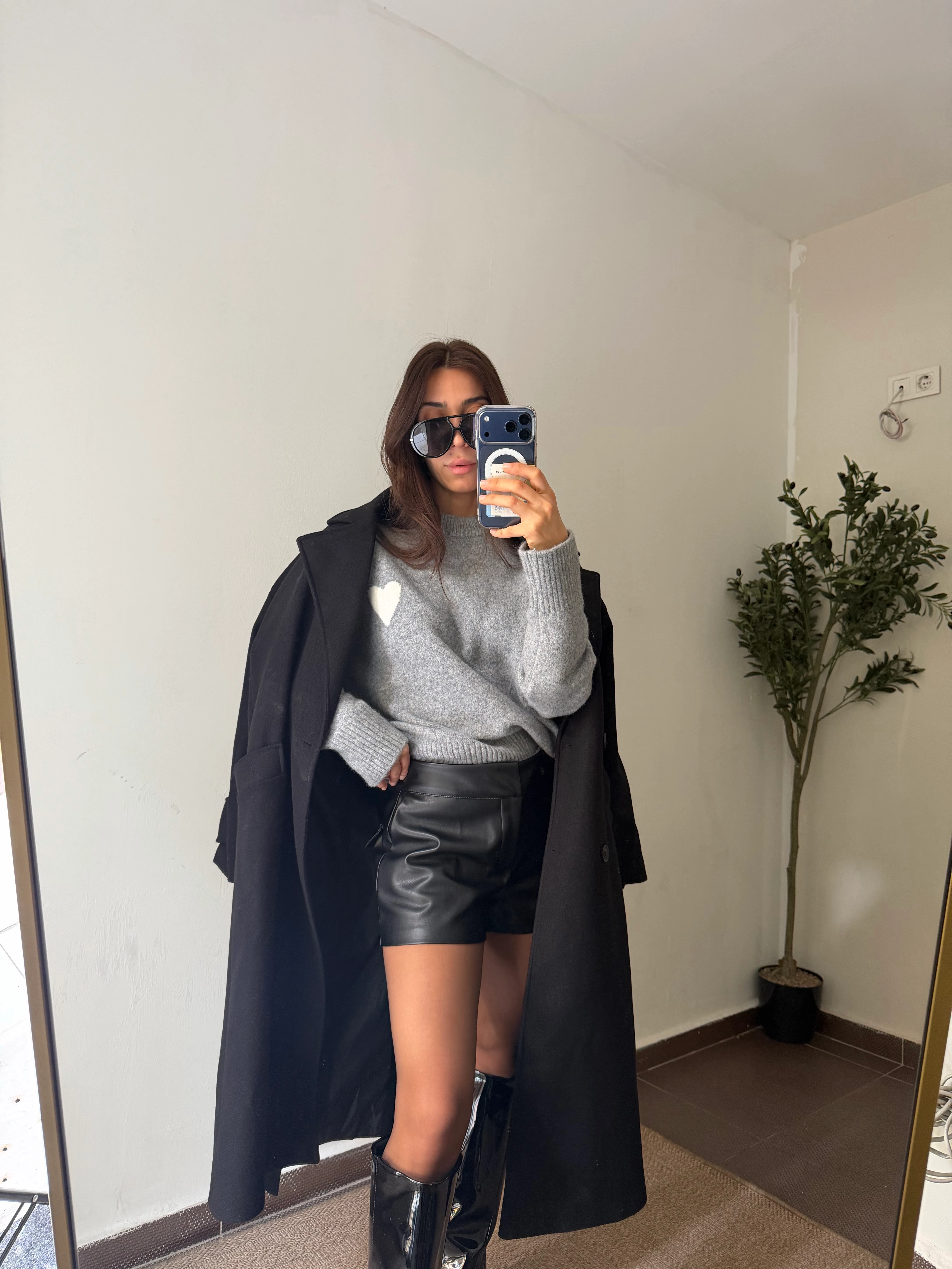 DERİ ARKA CEP DETAYLI KISA ŞORT