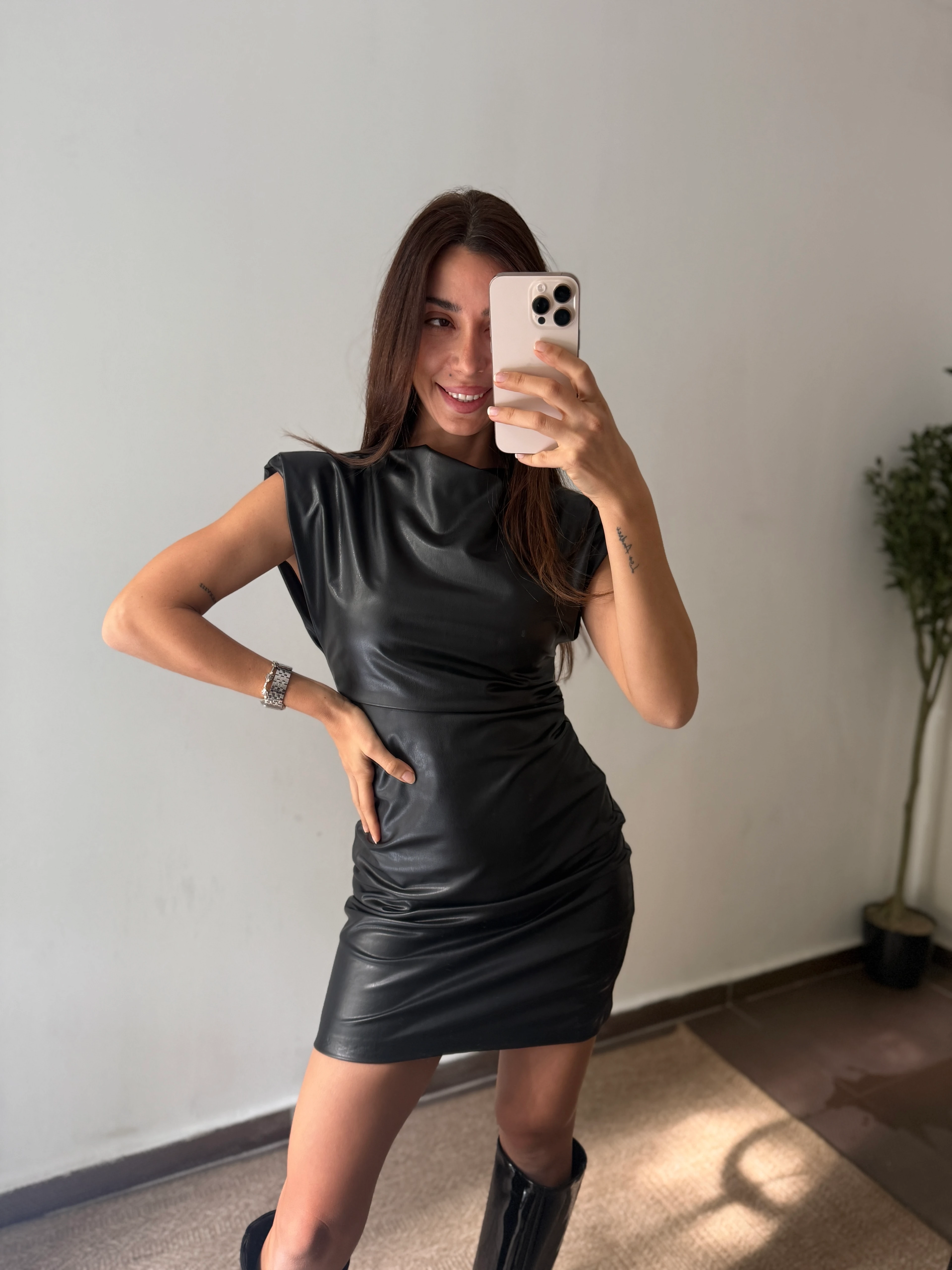 DERİ VATKAALI ELBİSE