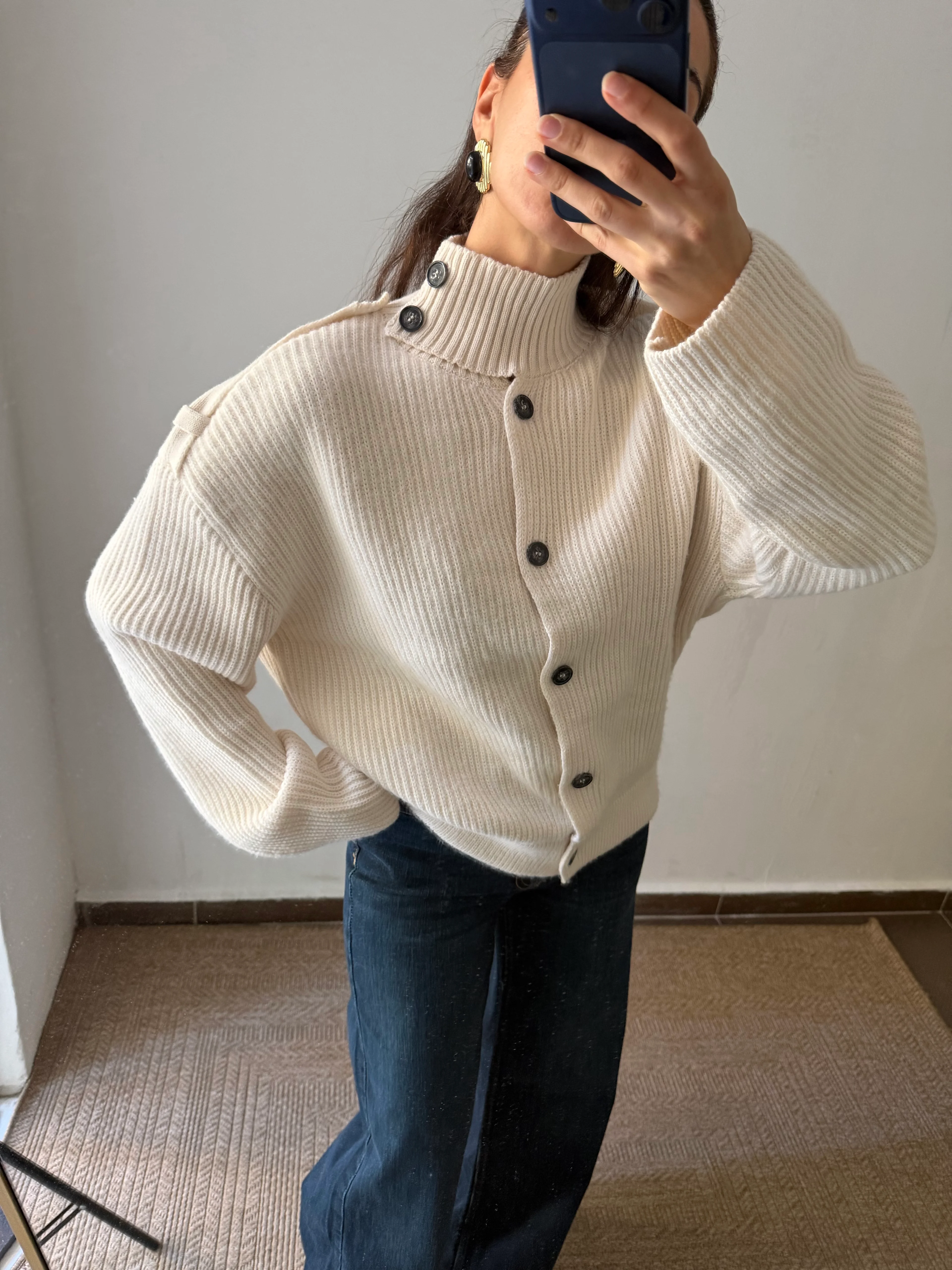 DÜĞME DETAYLI DİK YAKA 