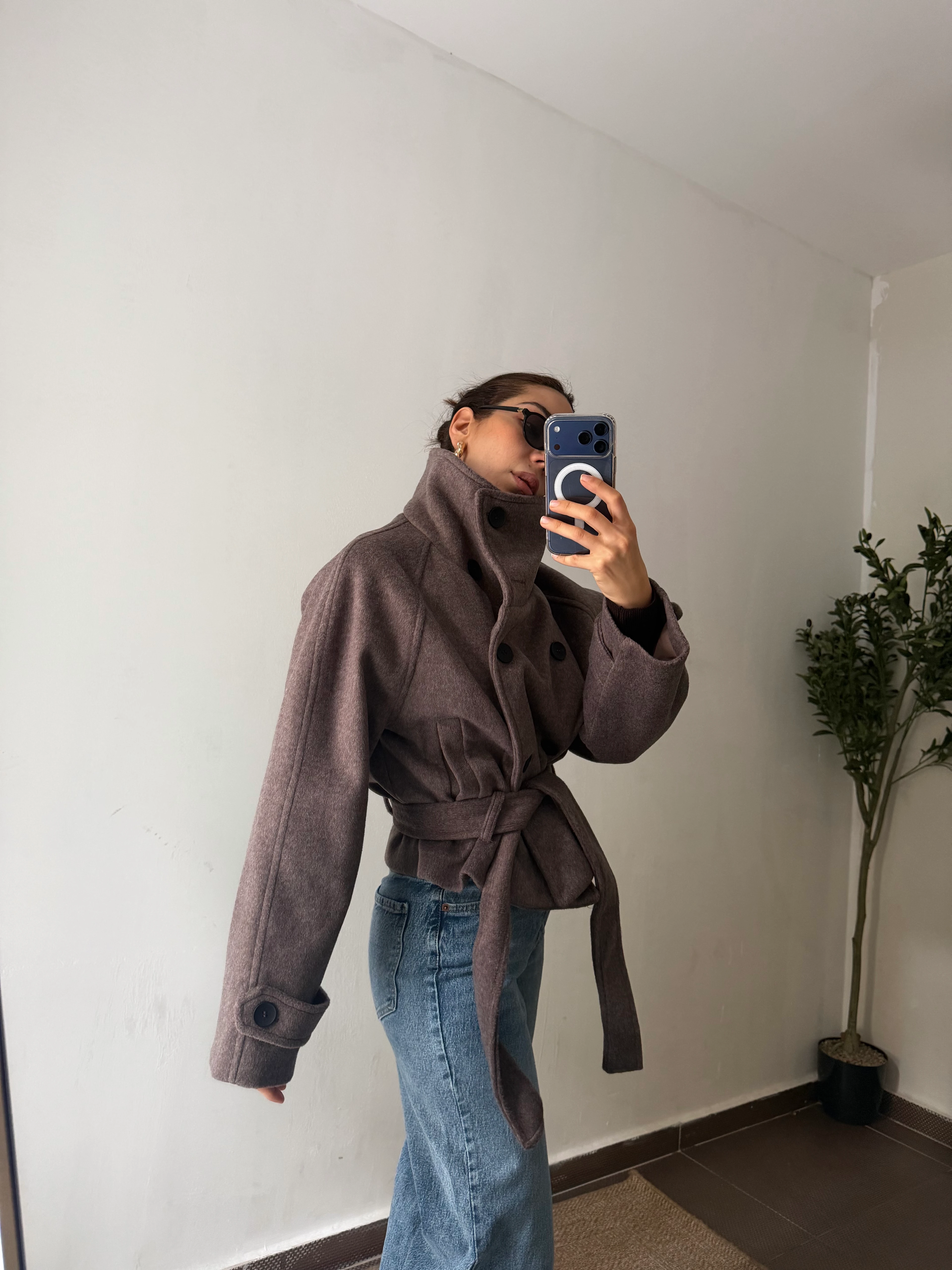 DİK YAKA KUŞAK DETAYLI KISA KABAN 