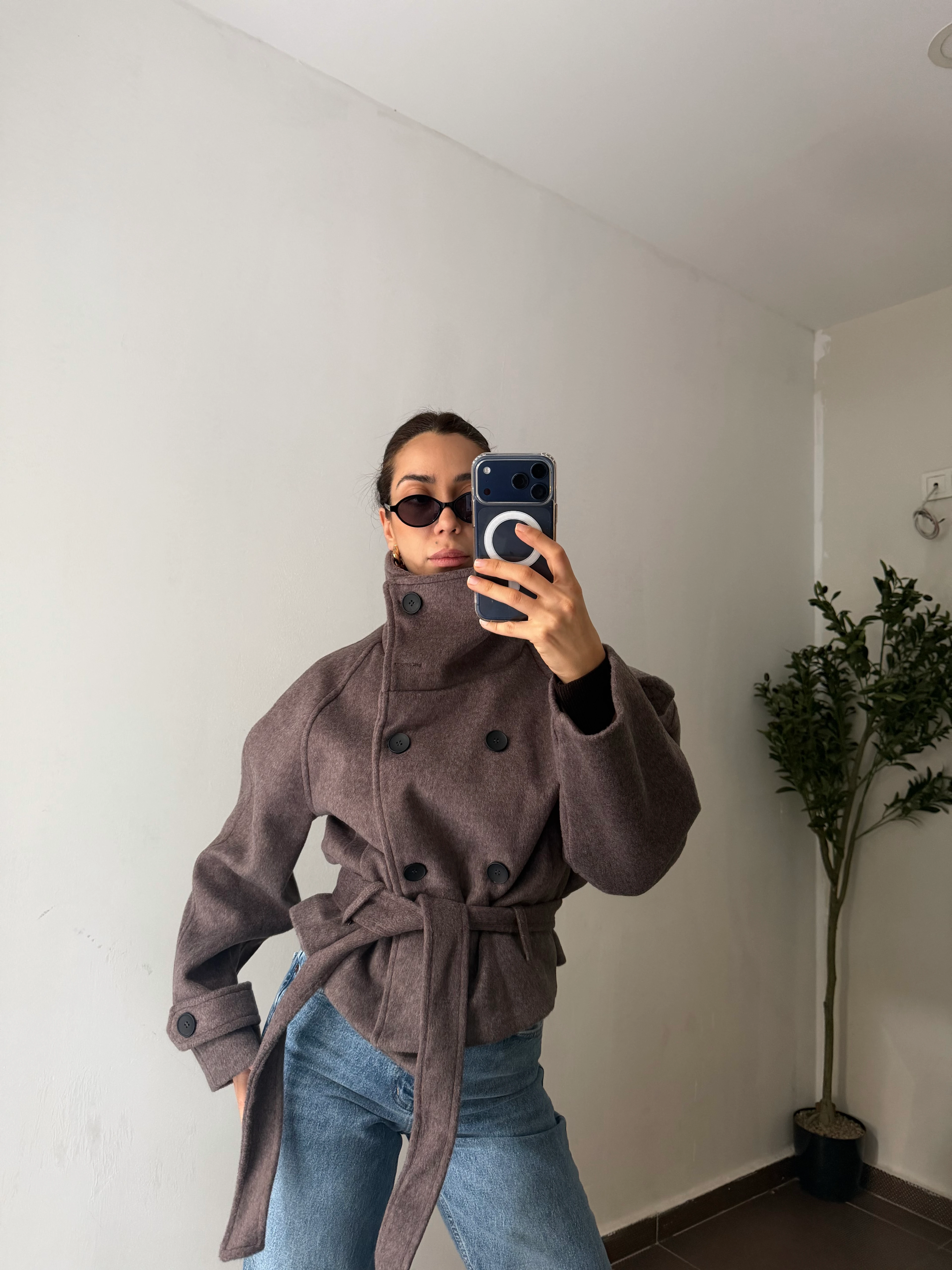 DİK YAKA KUŞAK DETAYLI KISA KABAN 