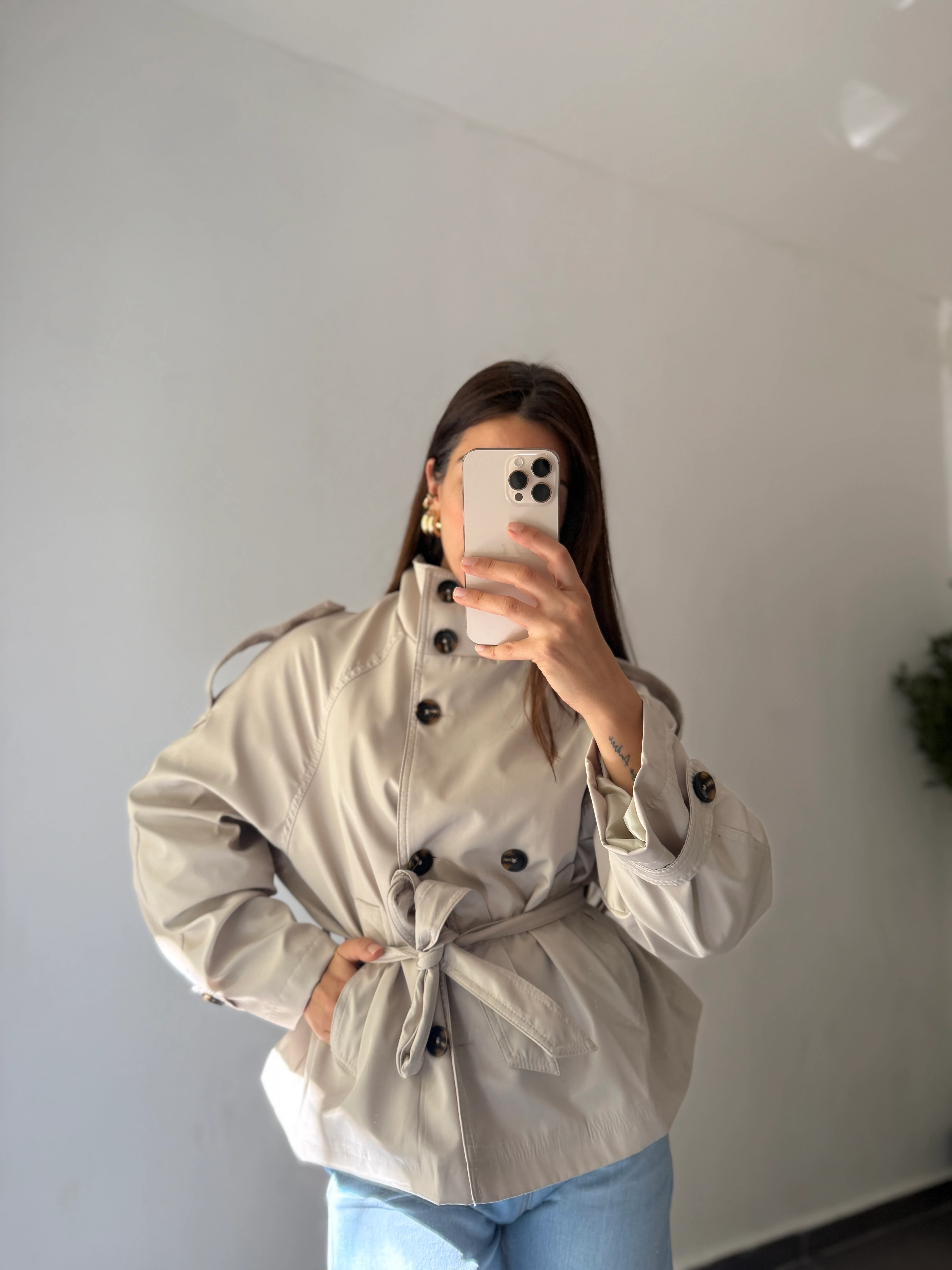 DİK YAKA KEMERLİ KISA TRENÇKOT 