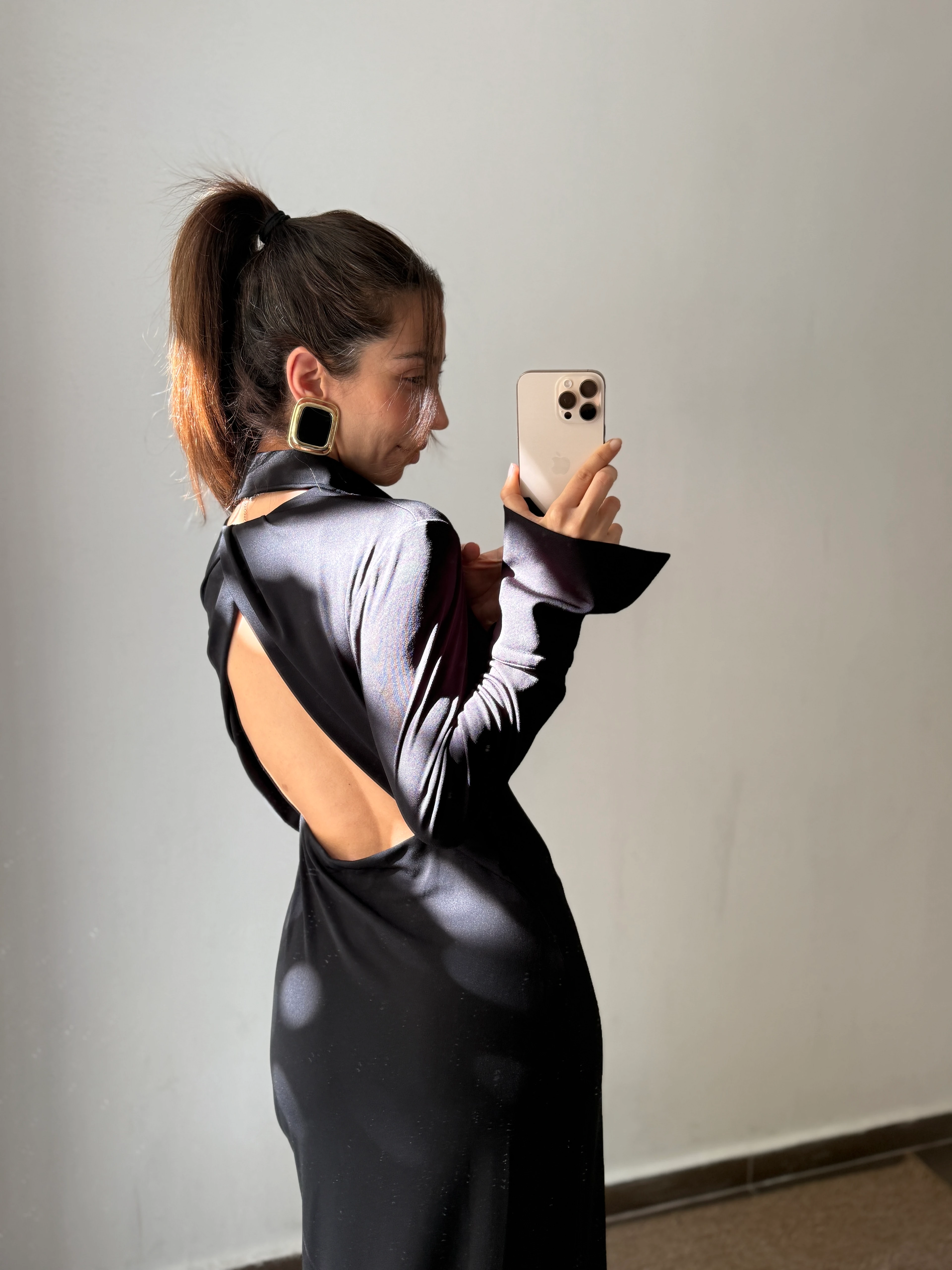 SIRT DEKOLTELİ ELBİSE