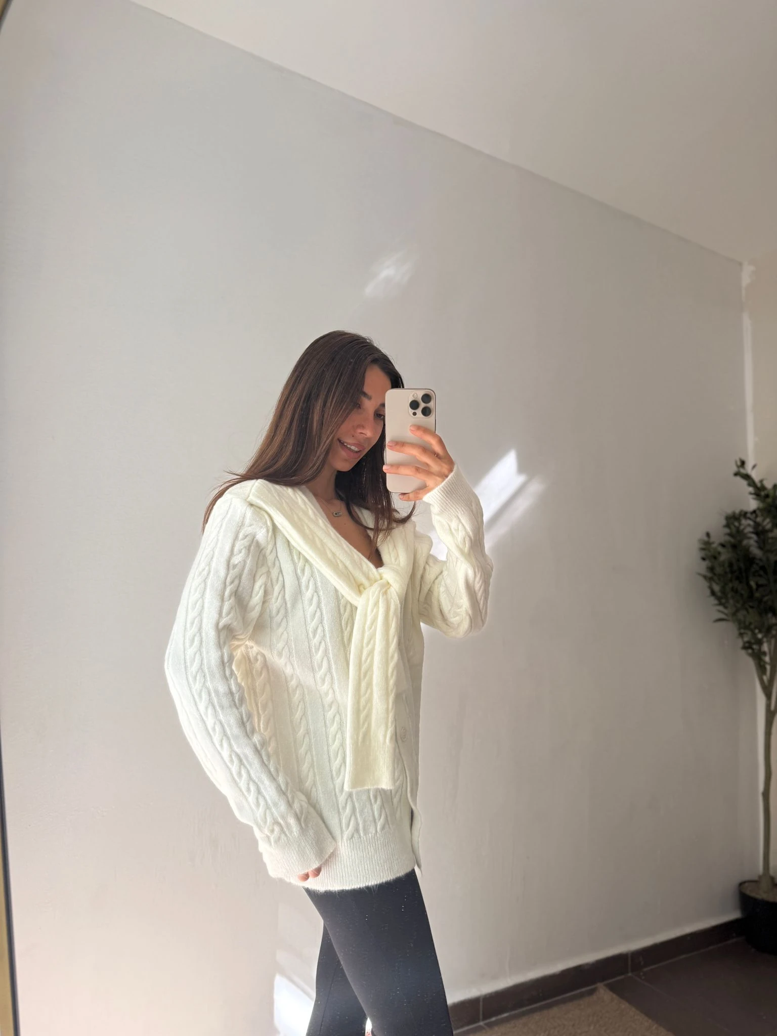 ŞAL DETAYLI TRİKO HIRKA - Beyaz