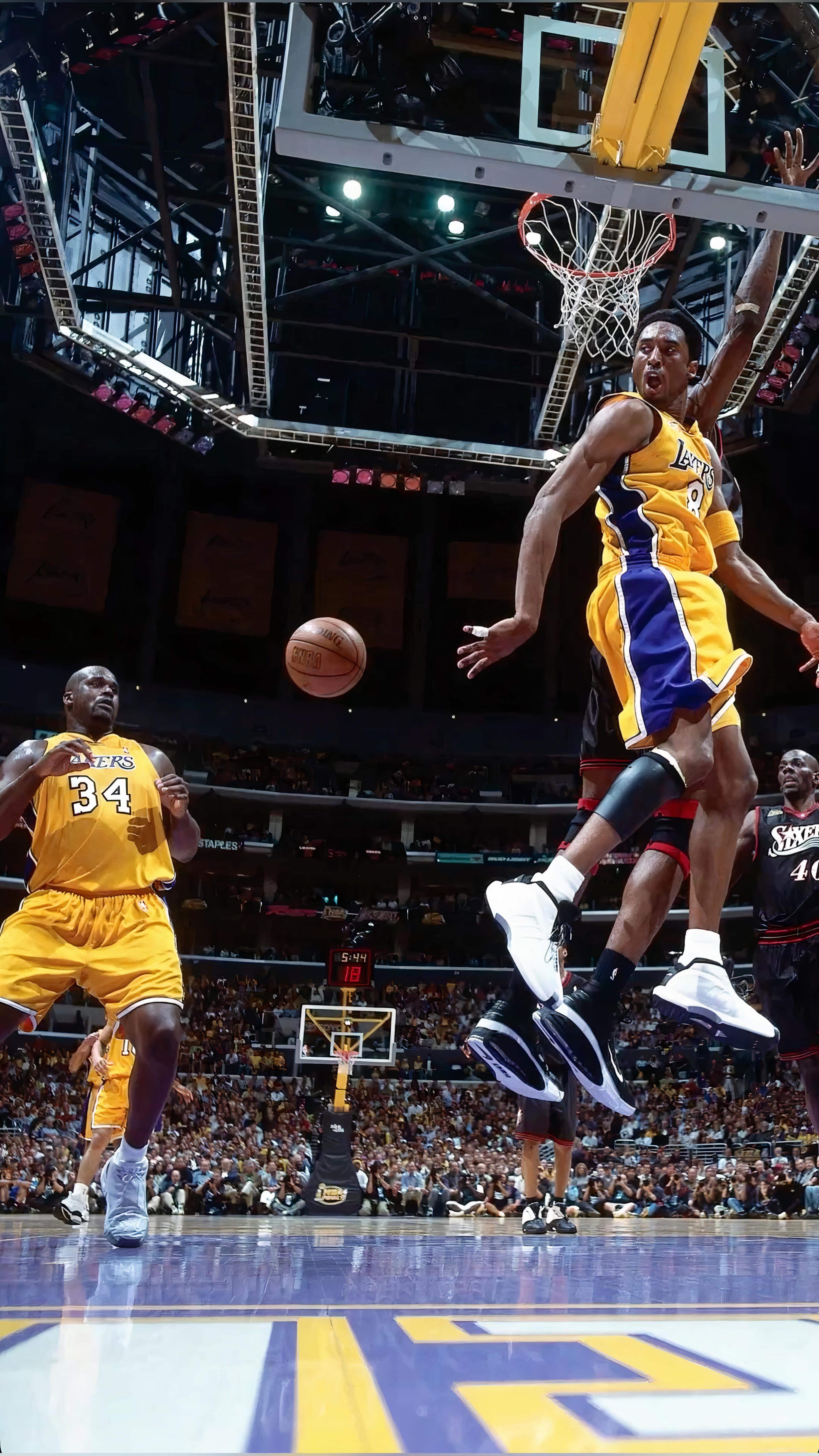 Kobe & Shaq No Look Pass